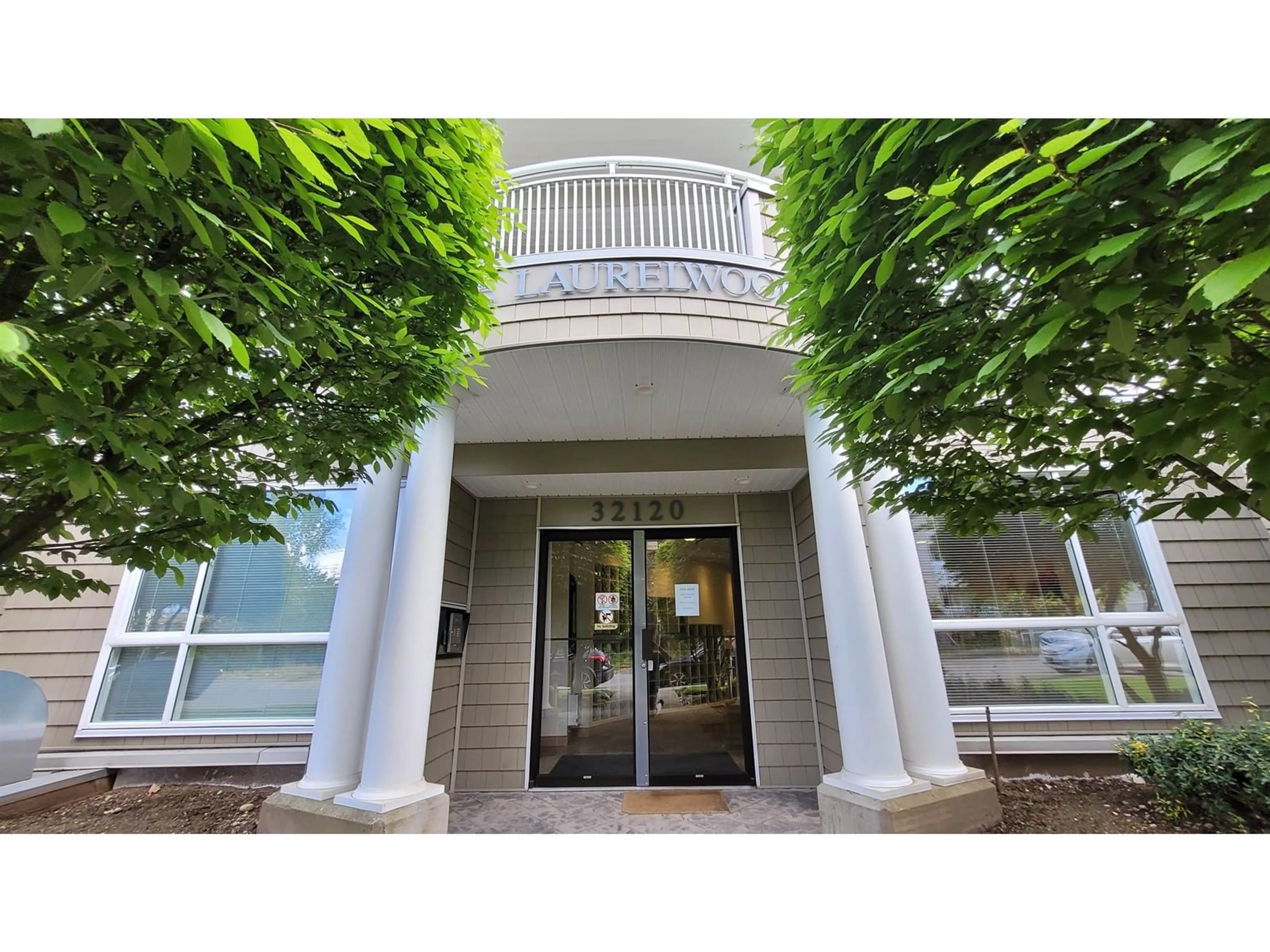 Indoor foyer for 404 - 32120 MT WADDINGTON, Abbotsford British Columbia V2T2E8