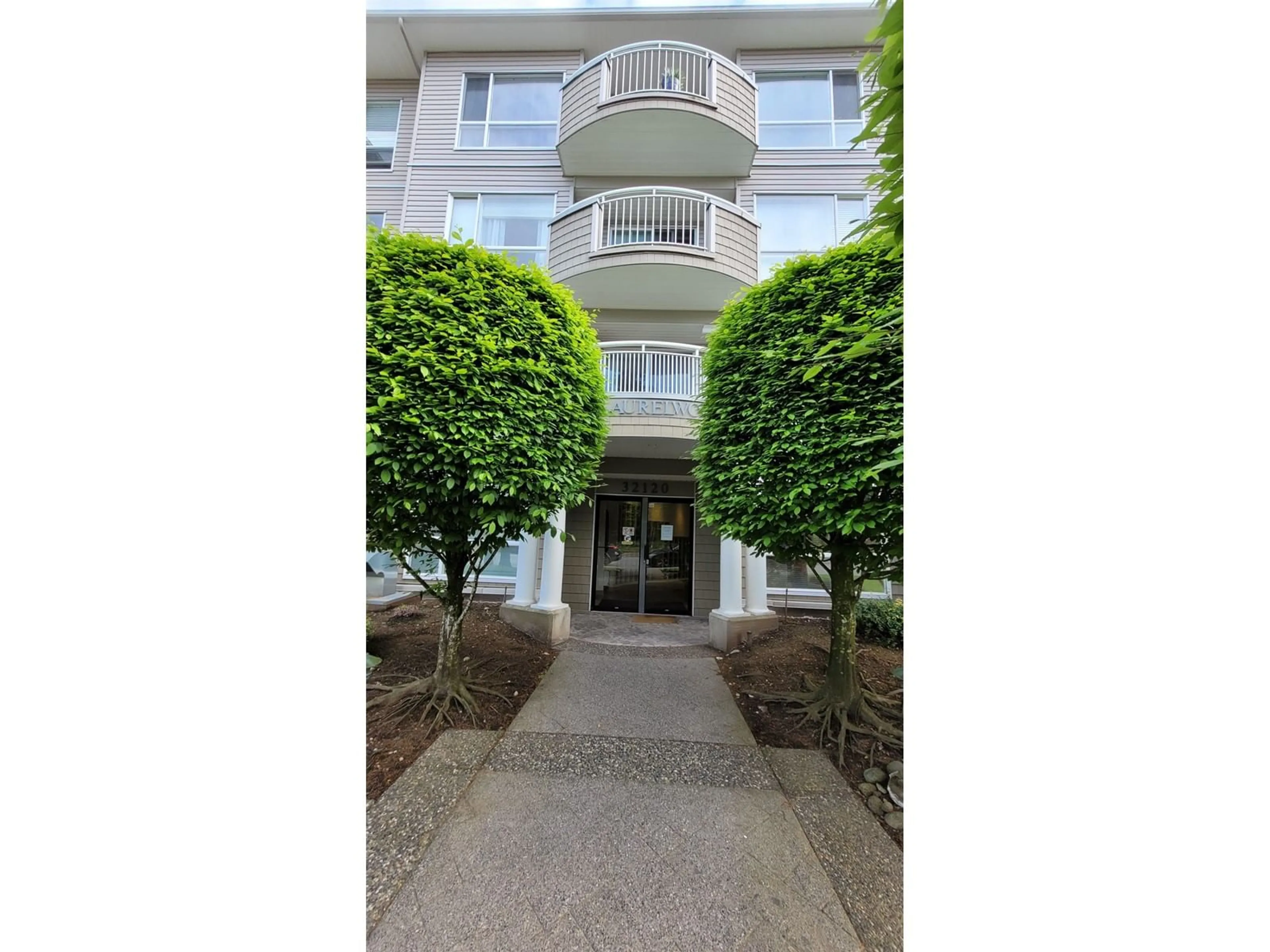 Indoor foyer for 404 - 32120 MT WADDINGTON, Abbotsford British Columbia V2T2E8