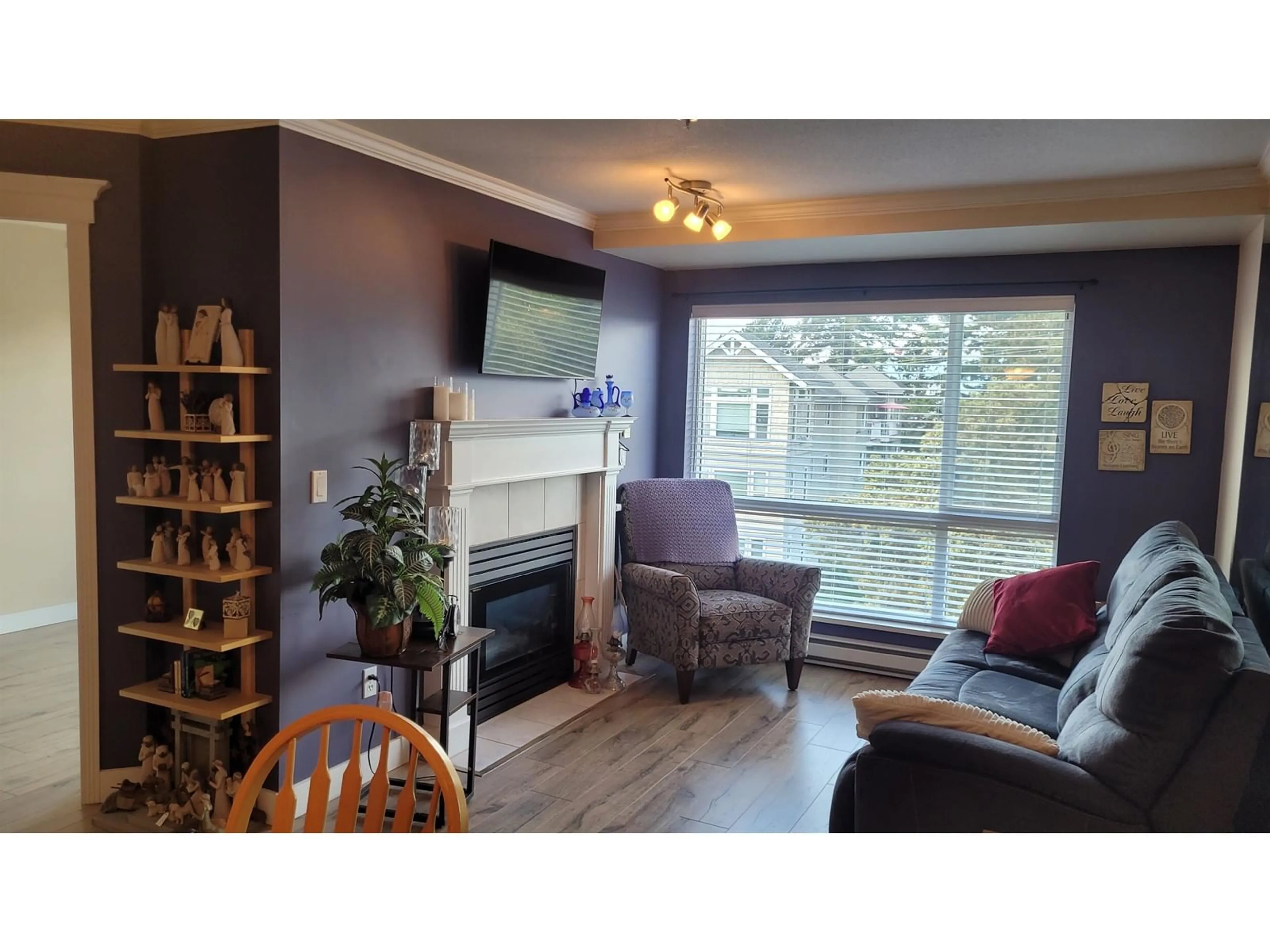 Living room with furniture, wood/laminate floor for 404 - 32120 MT WADDINGTON, Abbotsford British Columbia V2T2E8