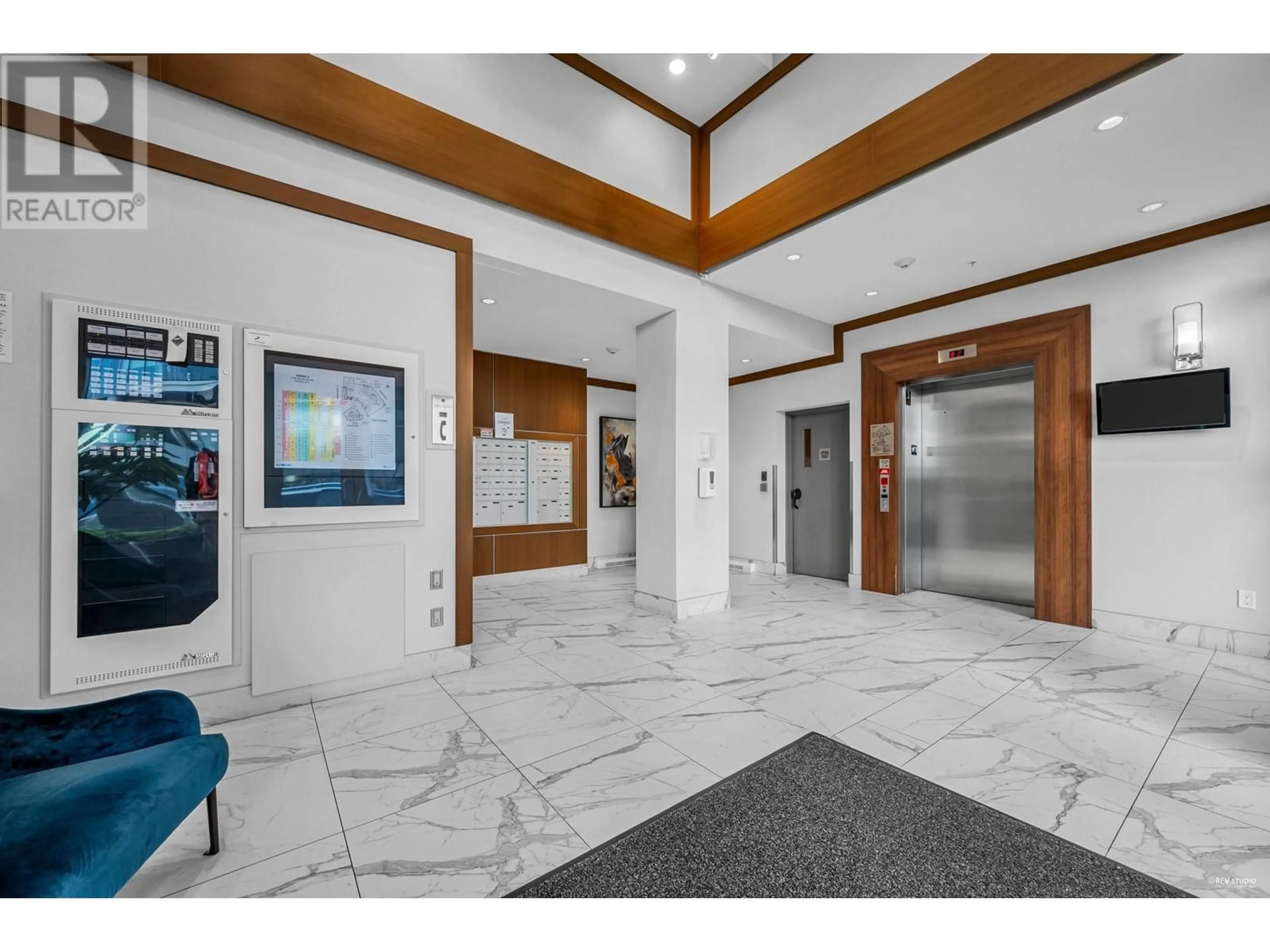 Indoor foyer for 401 - 1728 GILMORE AVENUE, Burnaby British Columbia V5C0L3