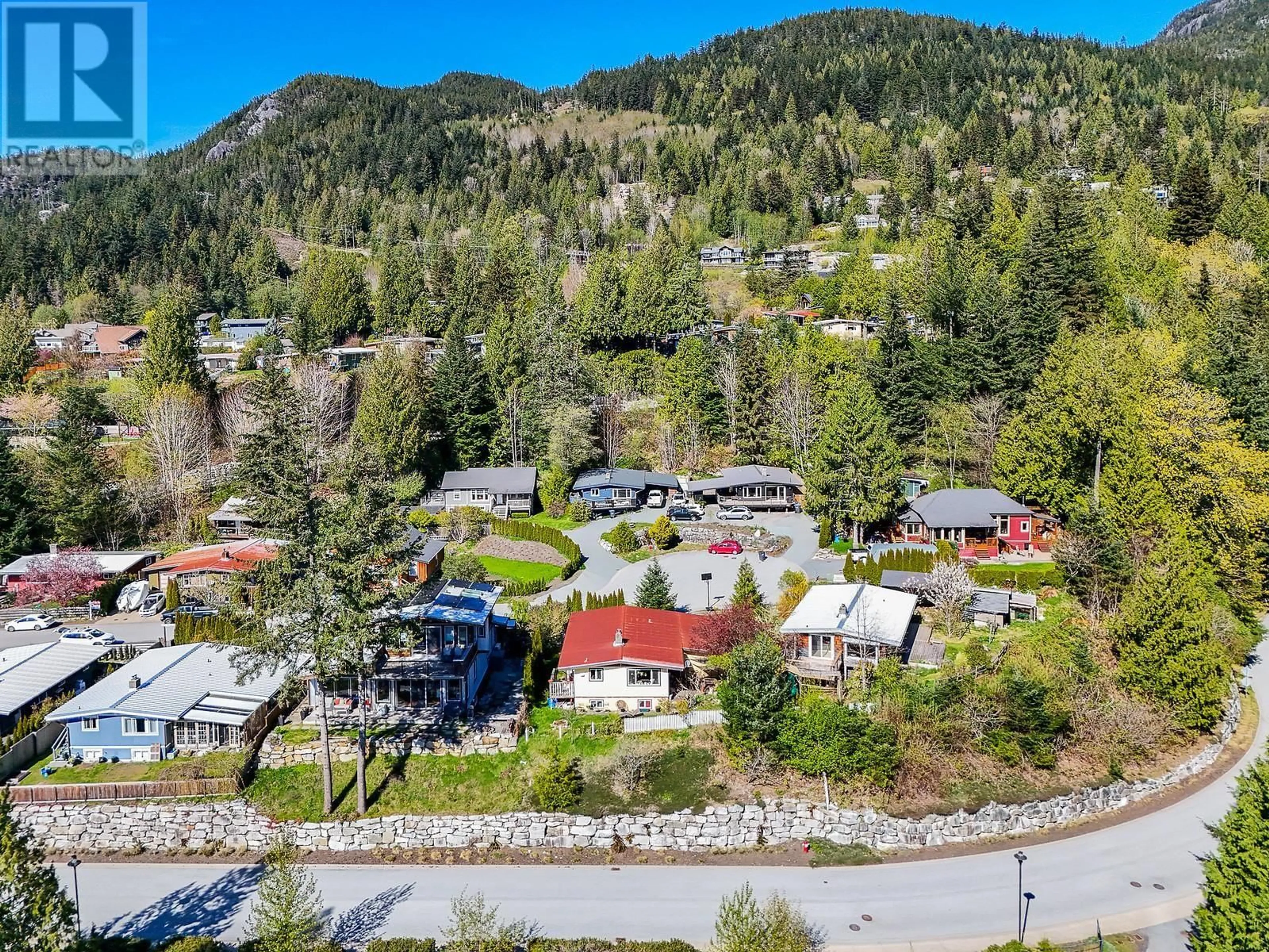 A pic from outside/outdoor area/front of a property/back of a property/a pic from drone, mountain view for 642 LOWER CRESCENT, Squamish British Columbia V8B1J1
