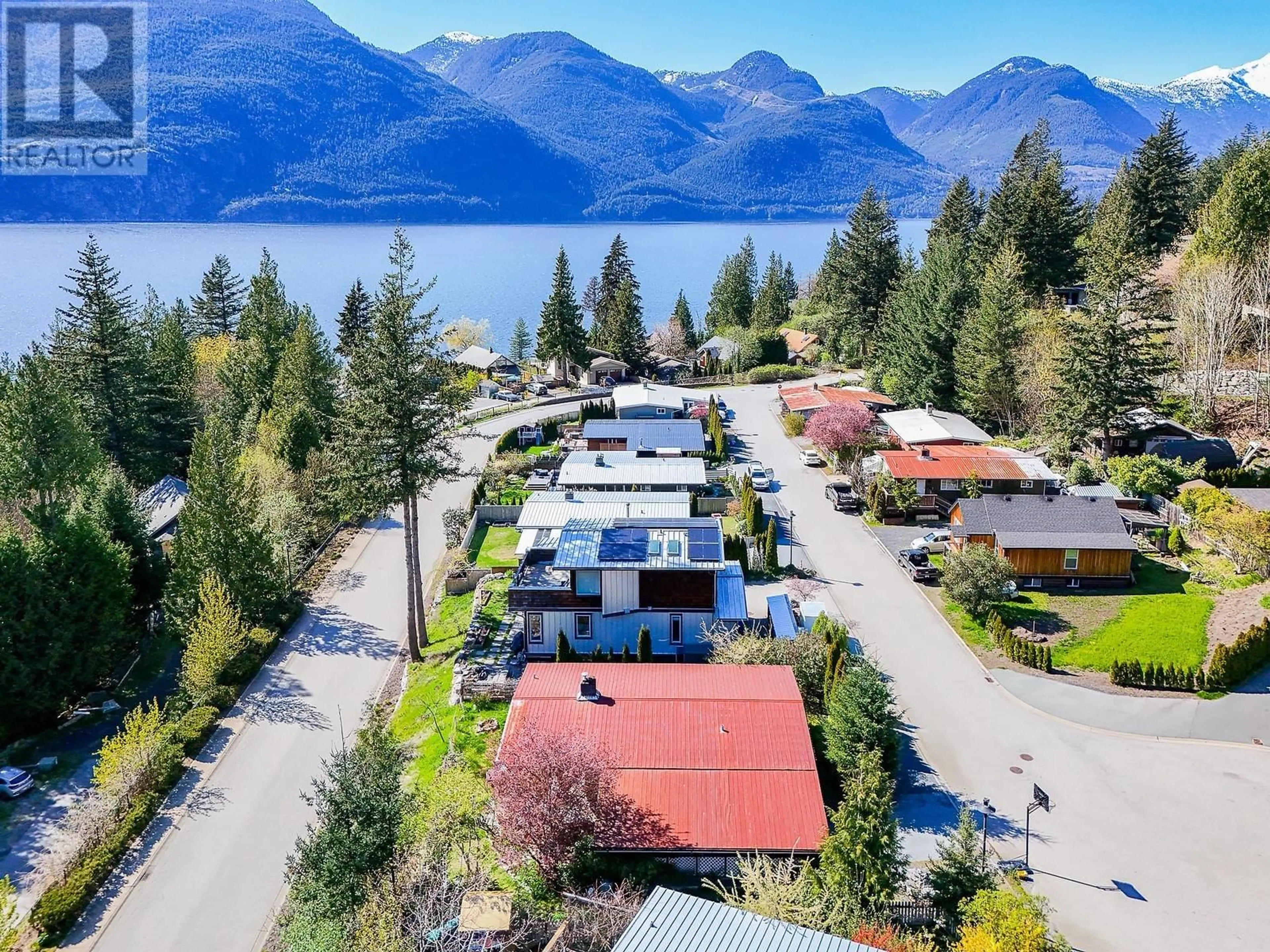 A pic from outside/outdoor area/front of a property/back of a property/a pic from drone, water/lake/river/ocean view for 642 LOWER CRESCENT, Squamish British Columbia V8B1J1