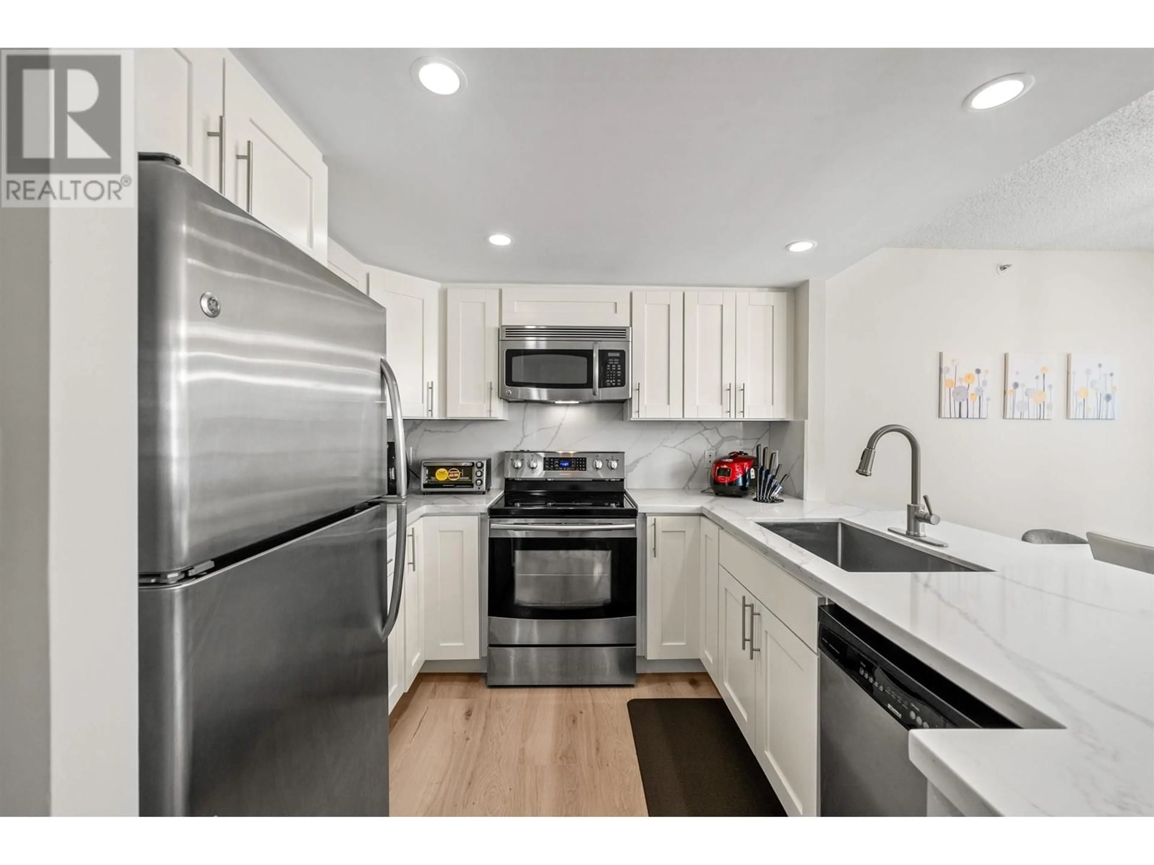 Standard kitchen, unknown for 706 - 867 HAMILTON STREET, Vancouver British Columbia V6B2R7