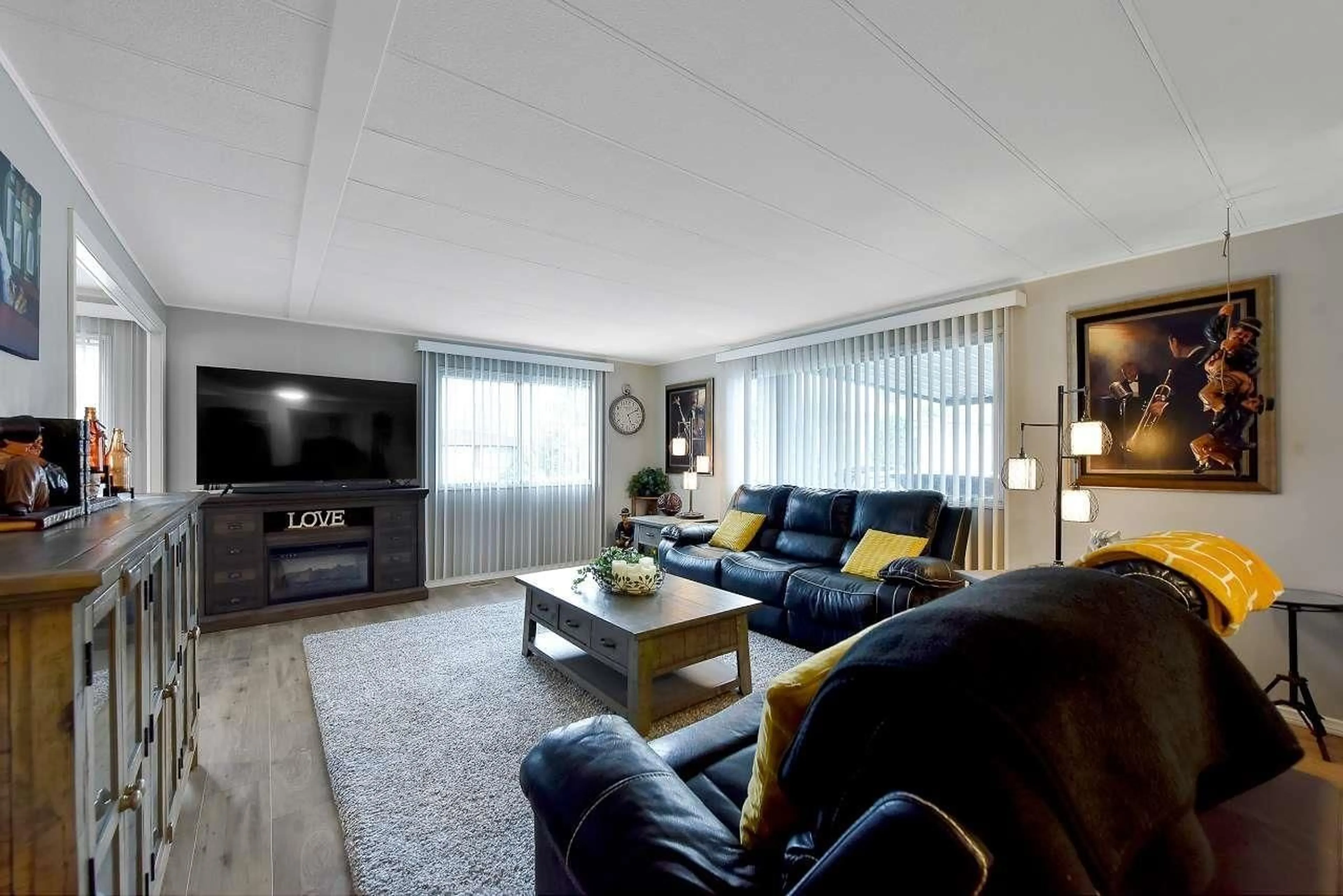 Living room with furniture, wood/laminate floor for 140 - 1840 160, Surrey British Columbia V4A4X4