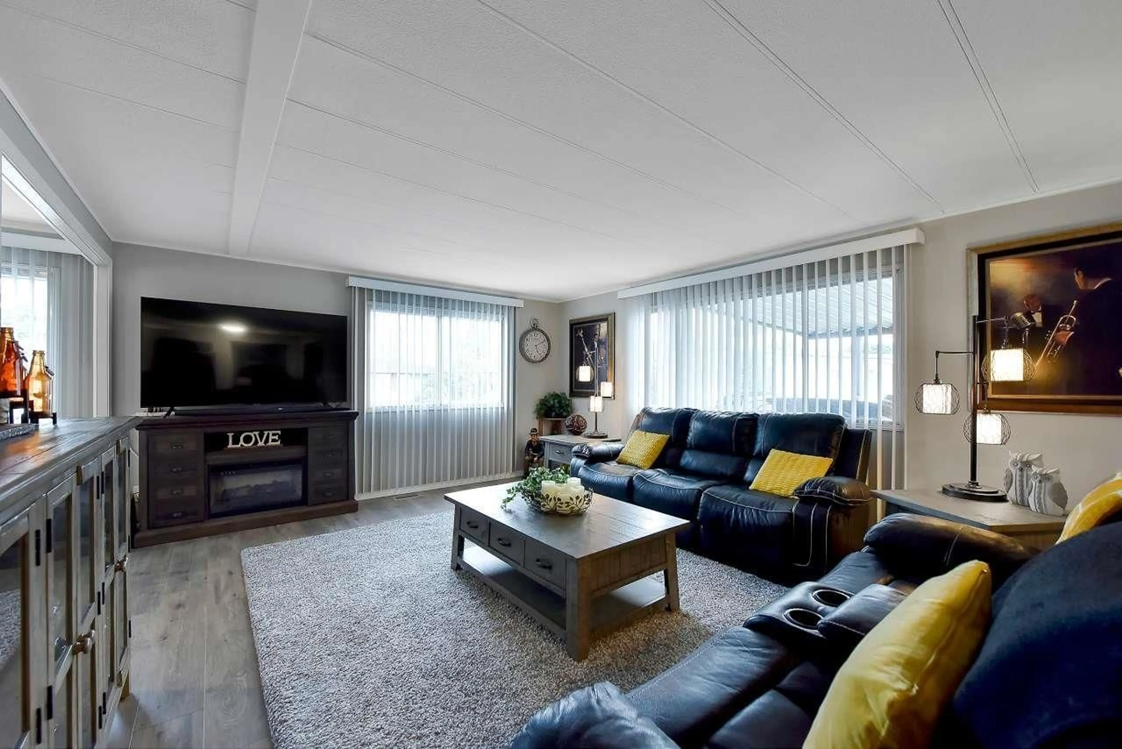 Living room with furniture, wood/laminate floor for 140 - 1840 160, Surrey British Columbia V4A4X4