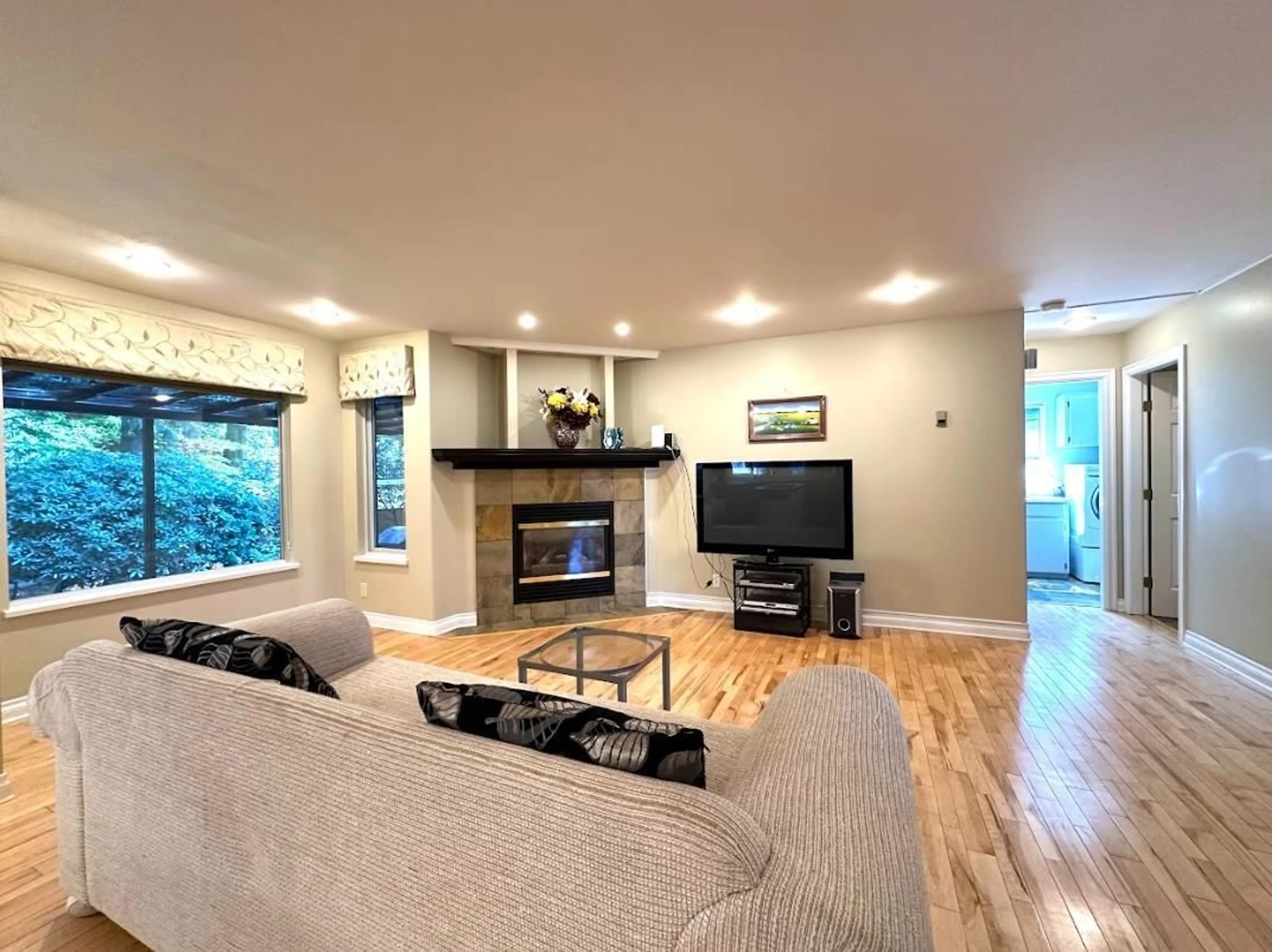 Living room with furniture, unknown for 1640 138B, Surrey British Columbia V4A9J8