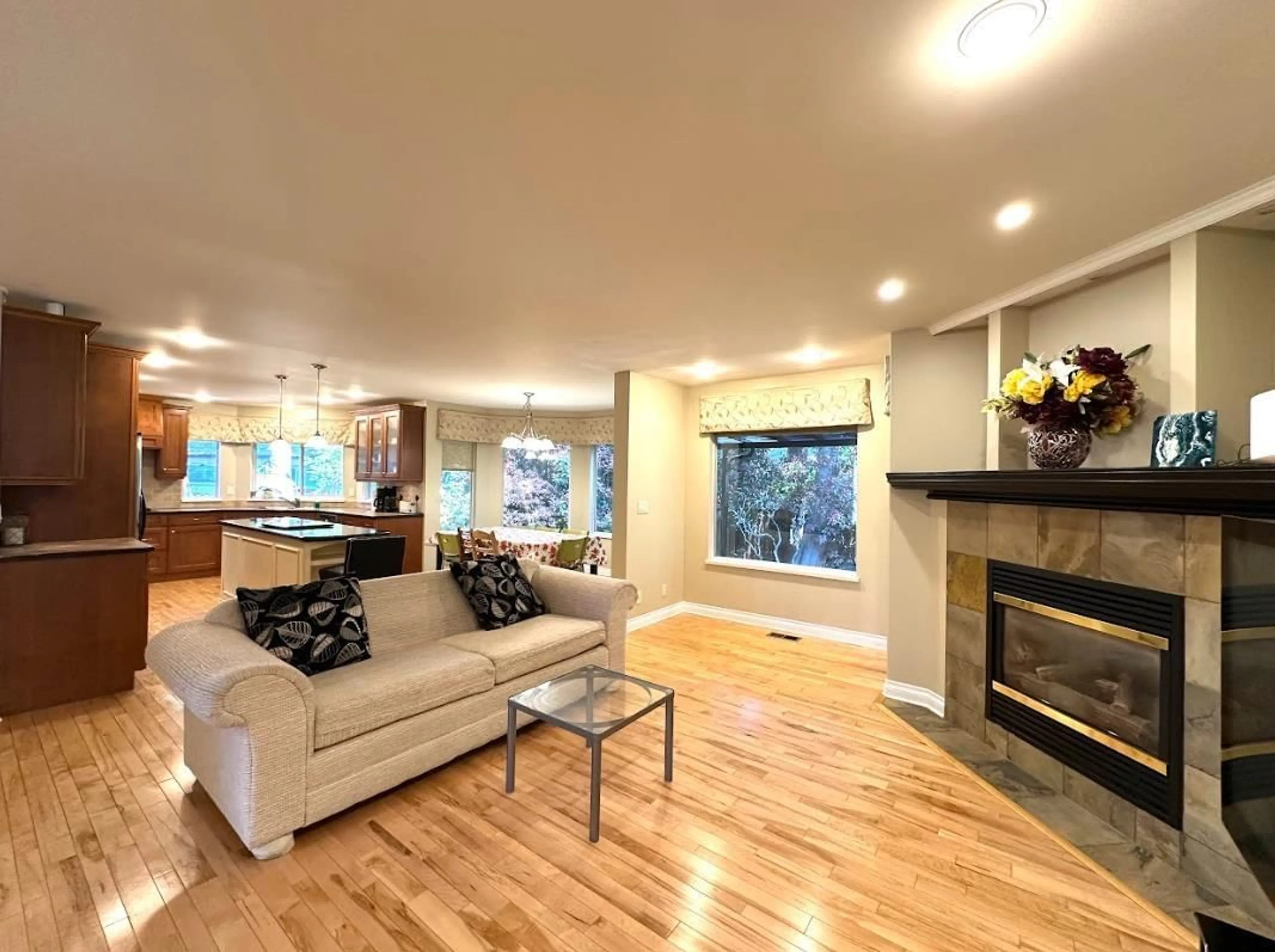 Living room with furniture, wood/laminate floor for 1640 138B, Surrey British Columbia V4A9J8