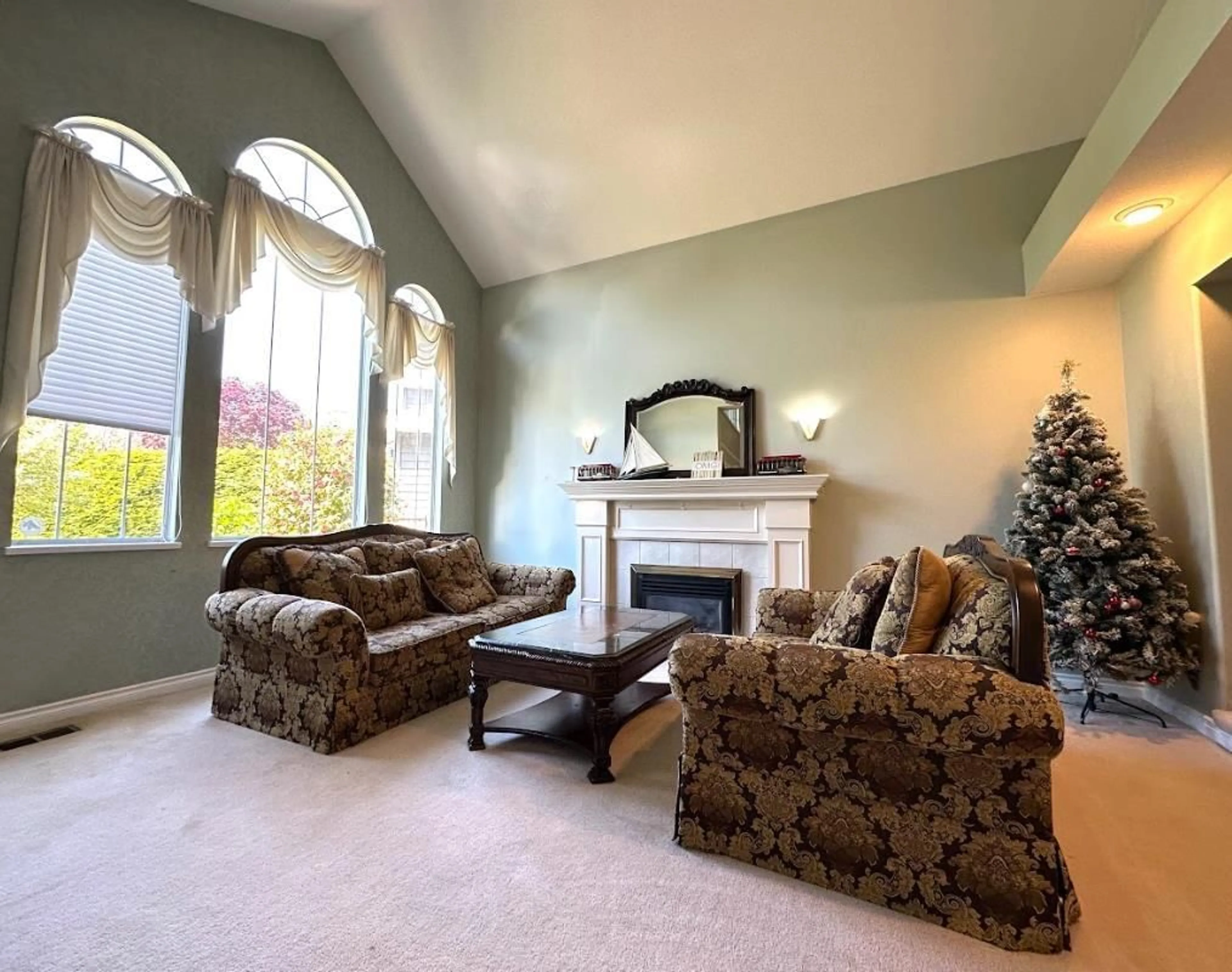 Living room with furniture, unknown for 1640 138B, Surrey British Columbia V4A9J8
