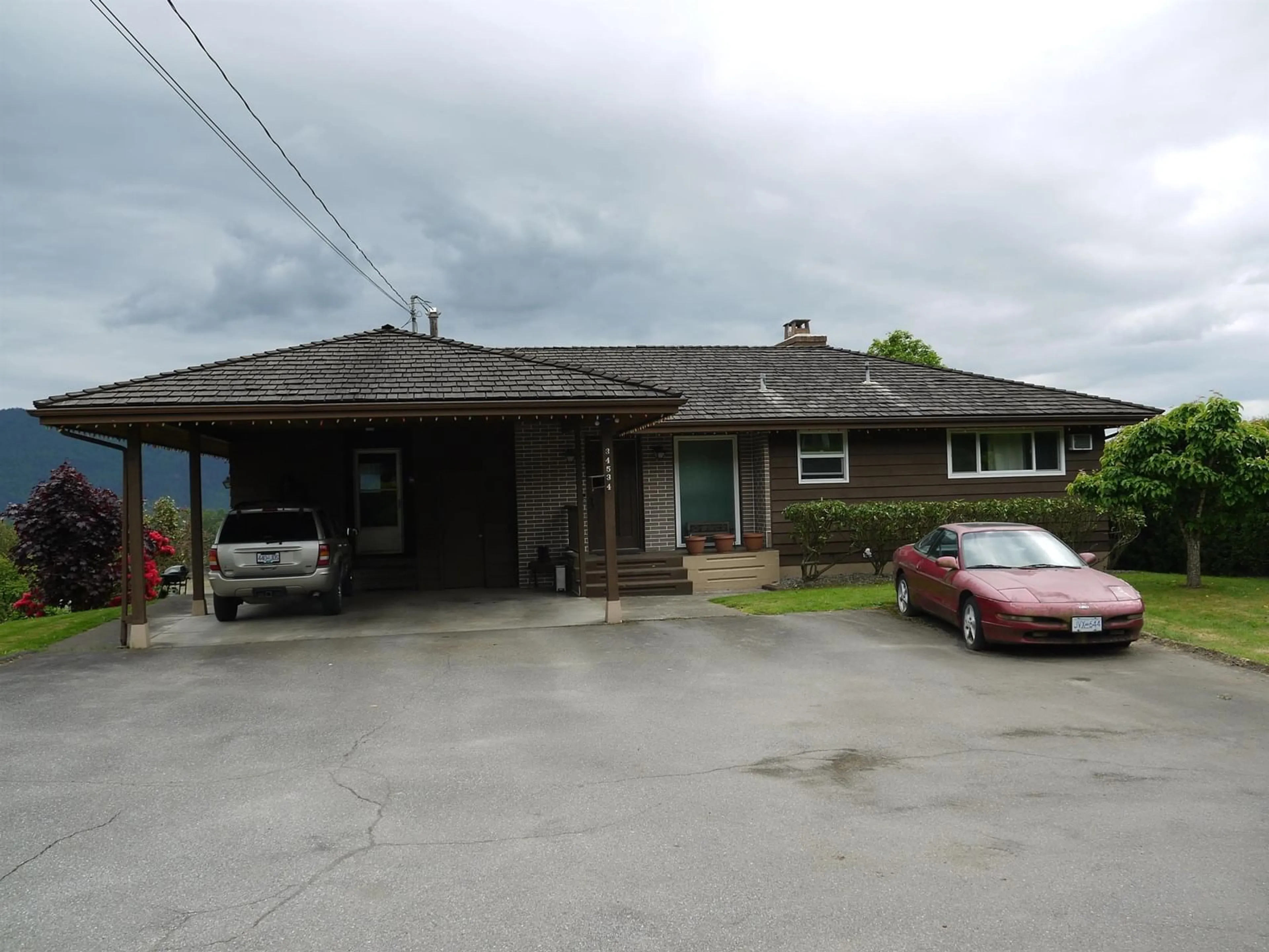 A pic from outside/outdoor area/front of a property/back of a property/a pic from drone, building for 34534 DANN, Mission British Columbia V2V6P6