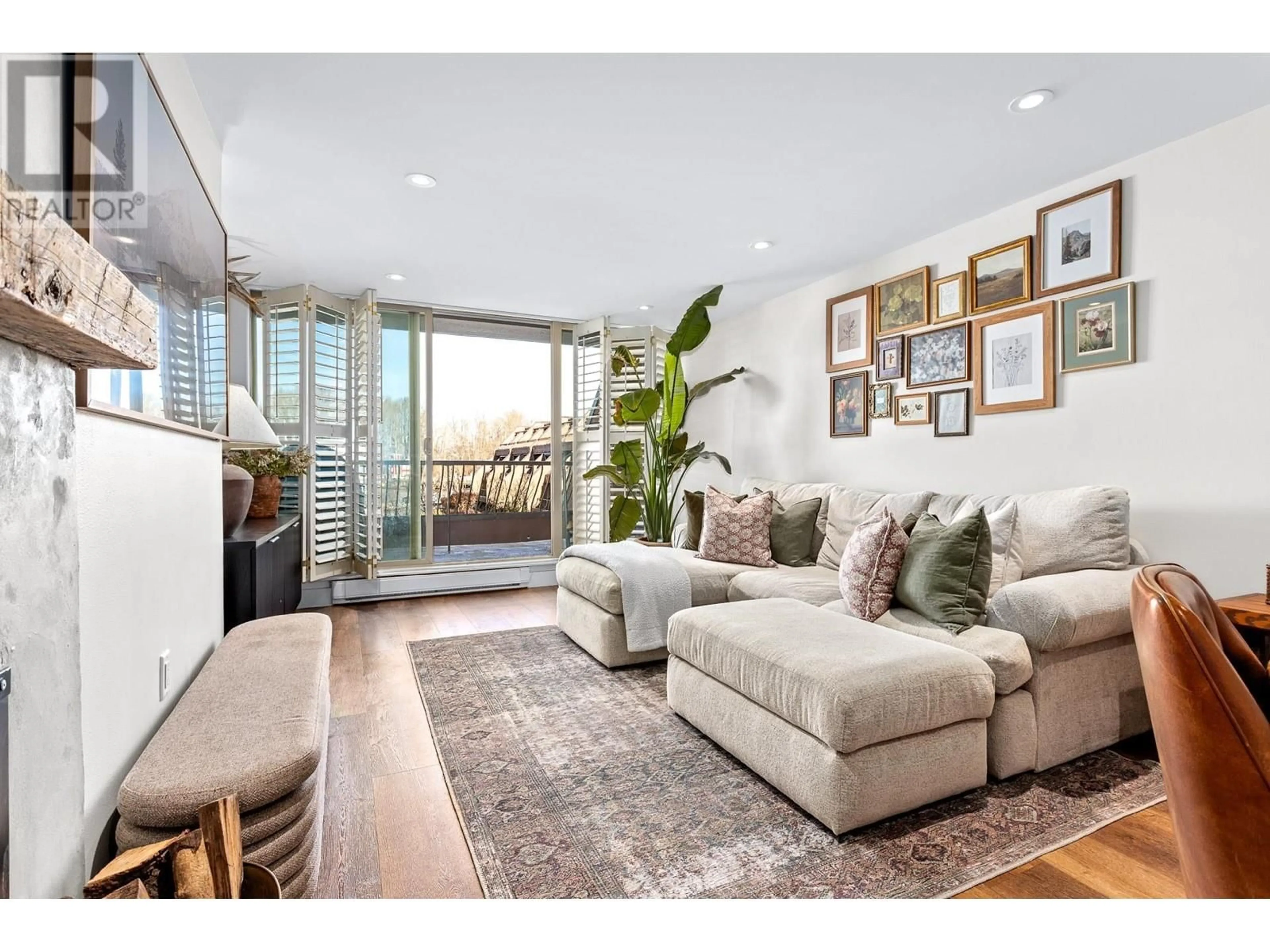 Living room with furniture, unknown for 204 - 4815 48 AVENUE, Delta British Columbia V4K1V2