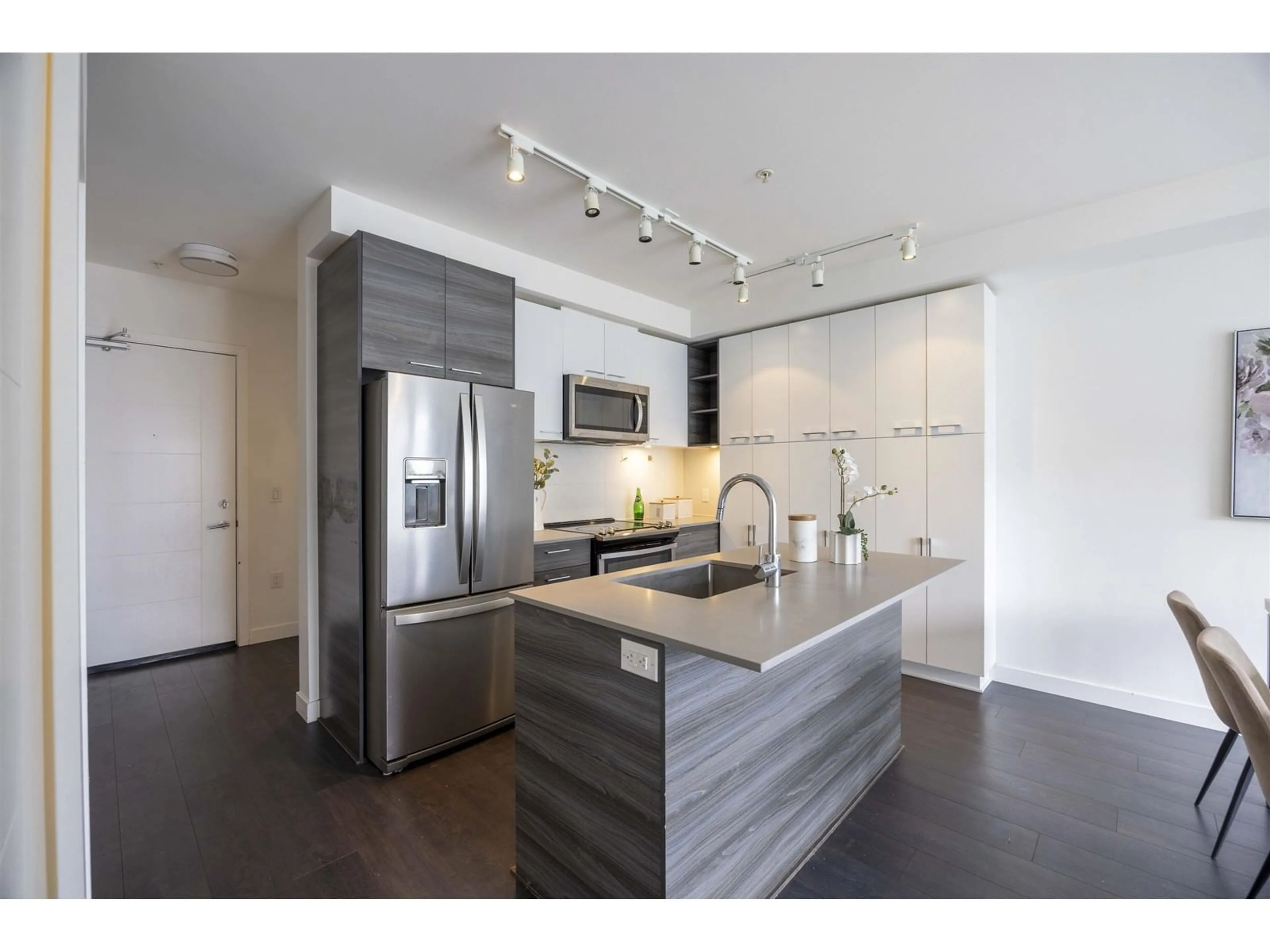Open concept kitchen, wood/laminate floor for 405 - 13963 105, Surrey British Columbia V3T0M9