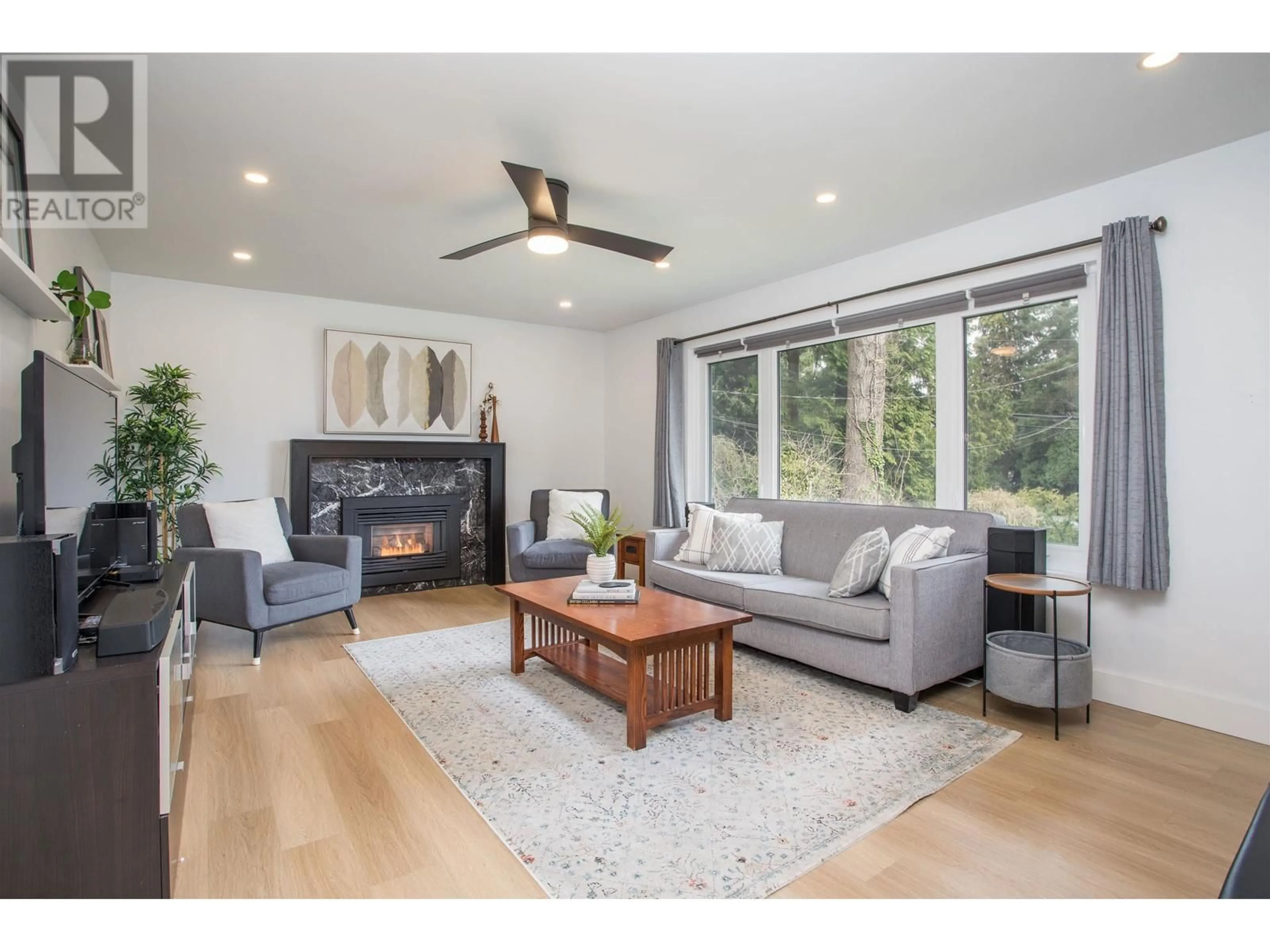 Living room with furniture, wood/laminate floor for 1671 MOUNTAIN HIGHWAY, North Vancouver British Columbia V7J2M6
