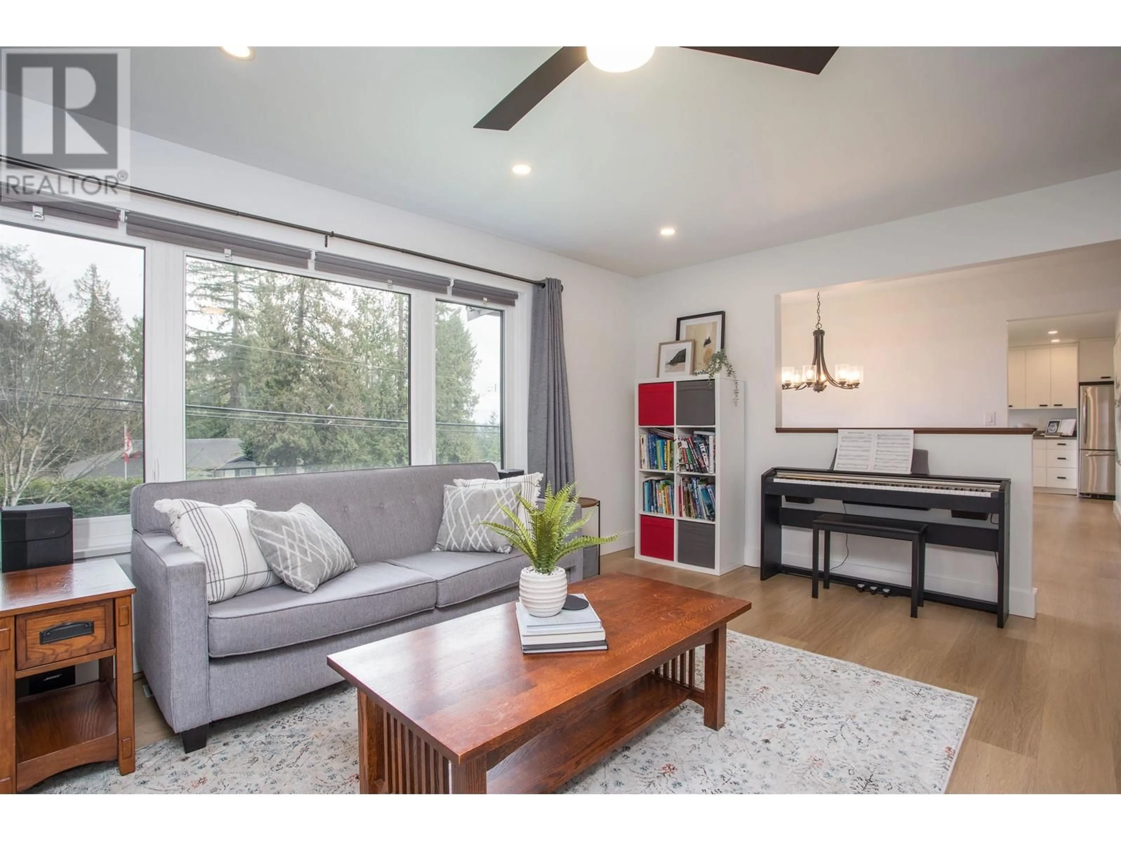Living room with furniture, wood/laminate floor for 1671 MOUNTAIN HIGHWAY, North Vancouver British Columbia V7J2M6