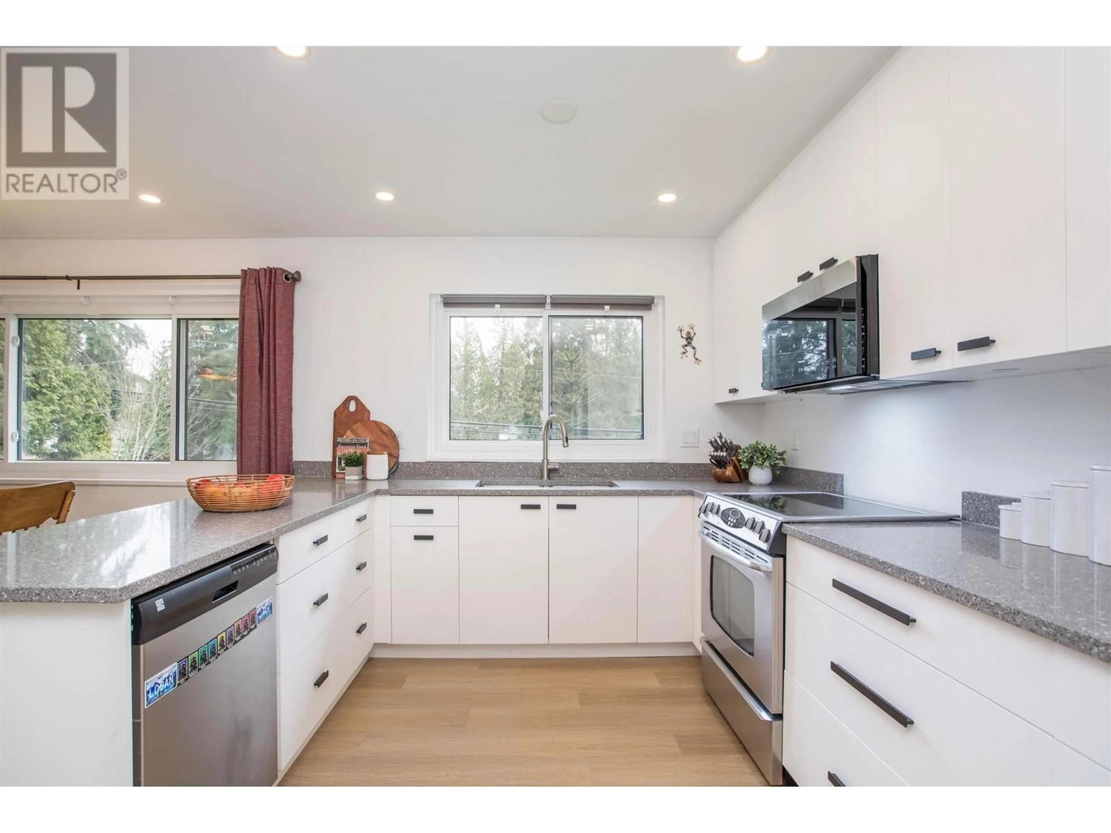Open concept kitchen, unknown for 1671 MOUNTAIN HIGHWAY, North Vancouver British Columbia V7J2M6