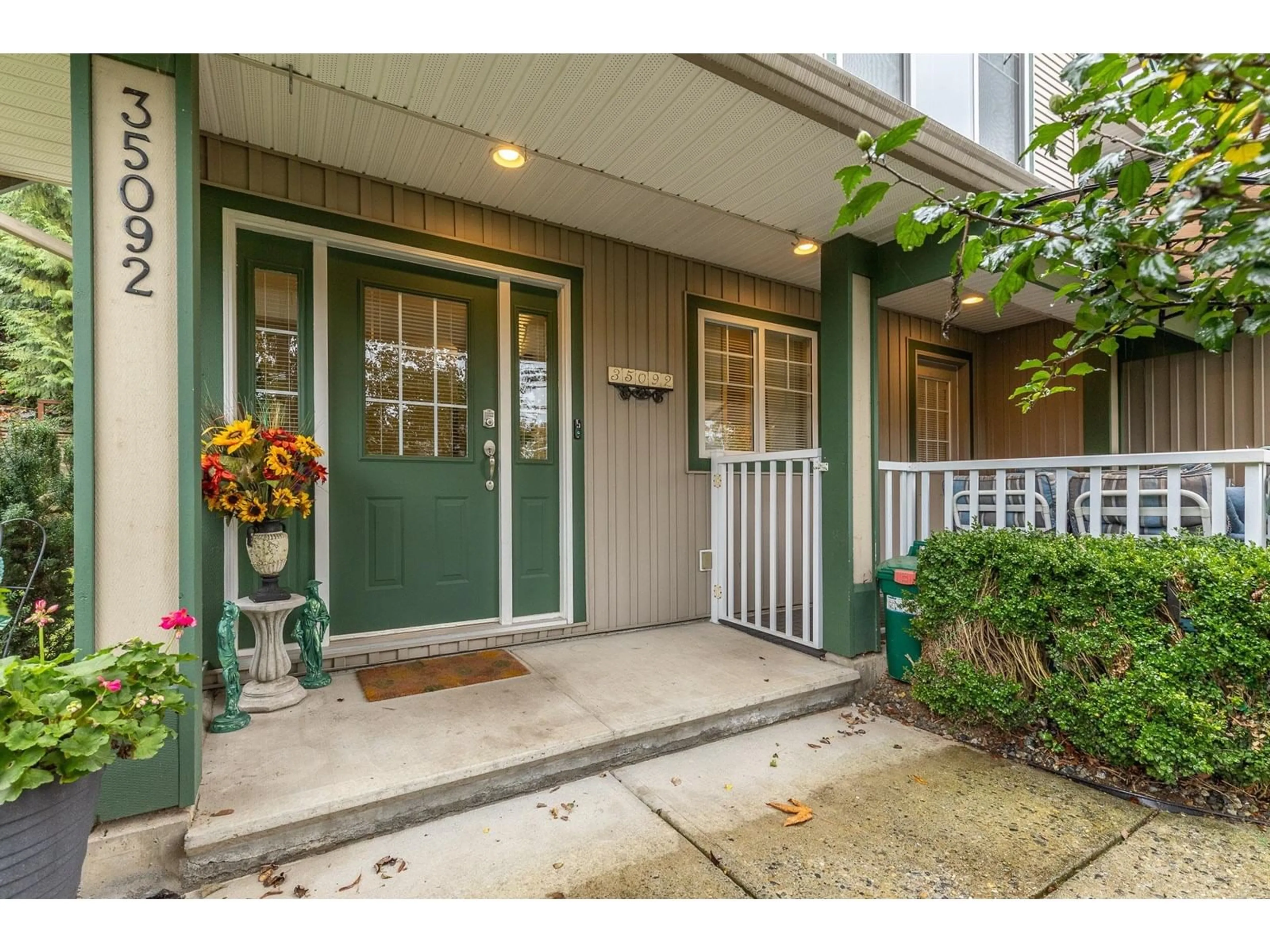 Indoor entryway for 35092 LABURNUM, Abbotsford British Columbia V2S8K3