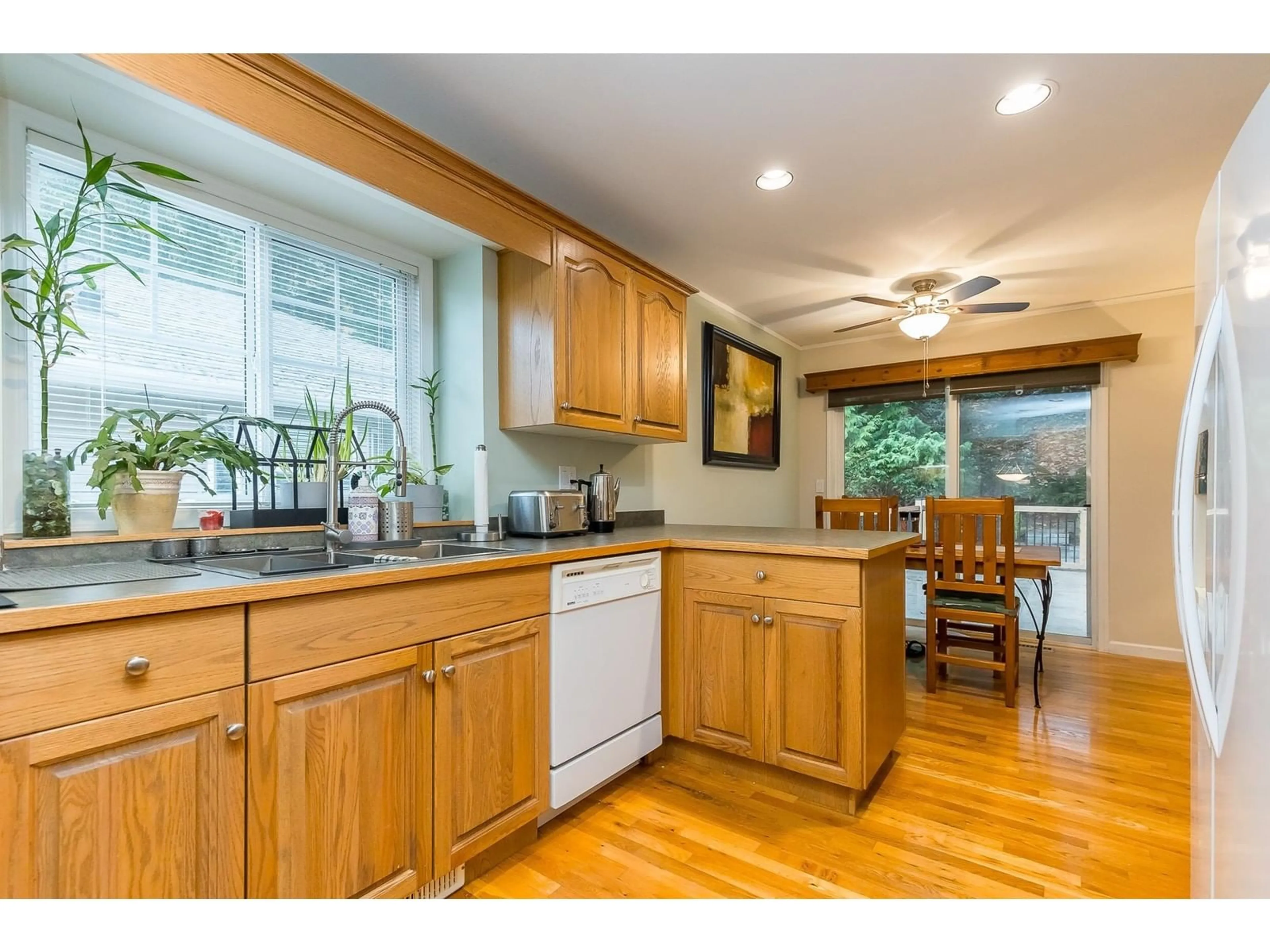 Open concept kitchen, wood/laminate floor for 35092 LABURNUM, Abbotsford British Columbia V2S8K3