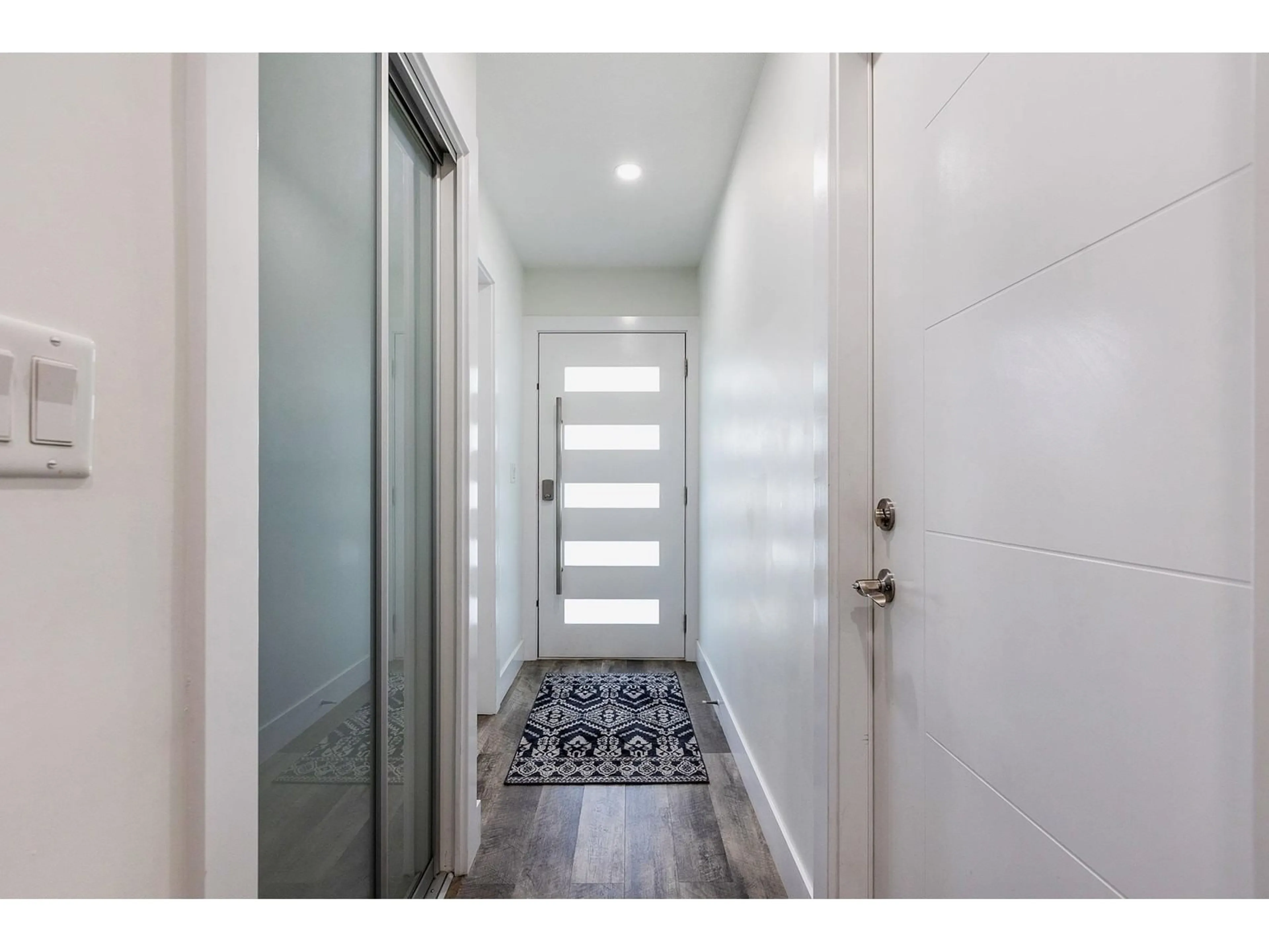 Indoor entryway for 1860 KING GEORGE, Surrey British Columbia V4A5A1