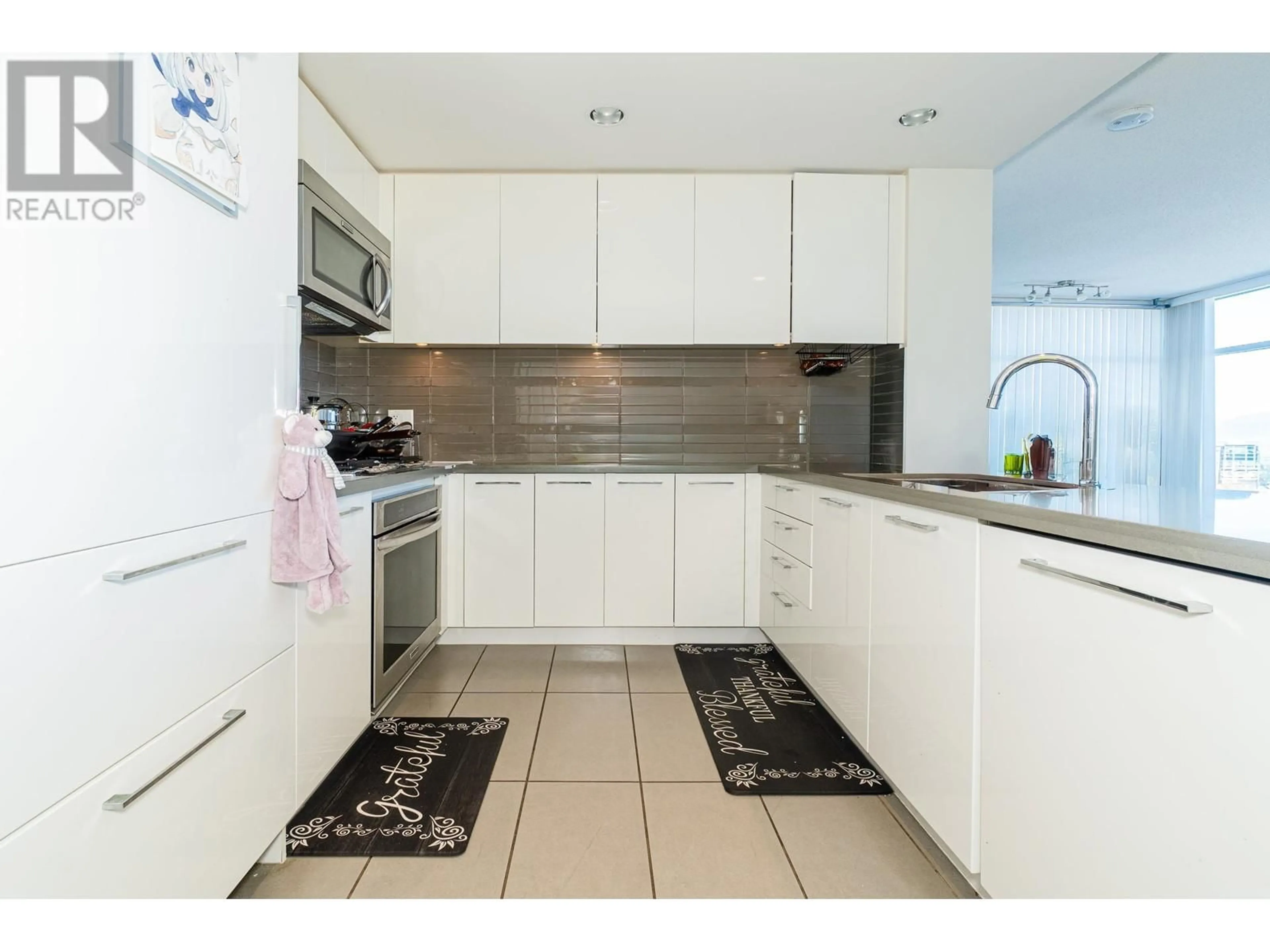 Standard kitchen, ceramic/tile floor for 2802 - 4880 BENNETT STREET, Burnaby British Columbia V5H0C1