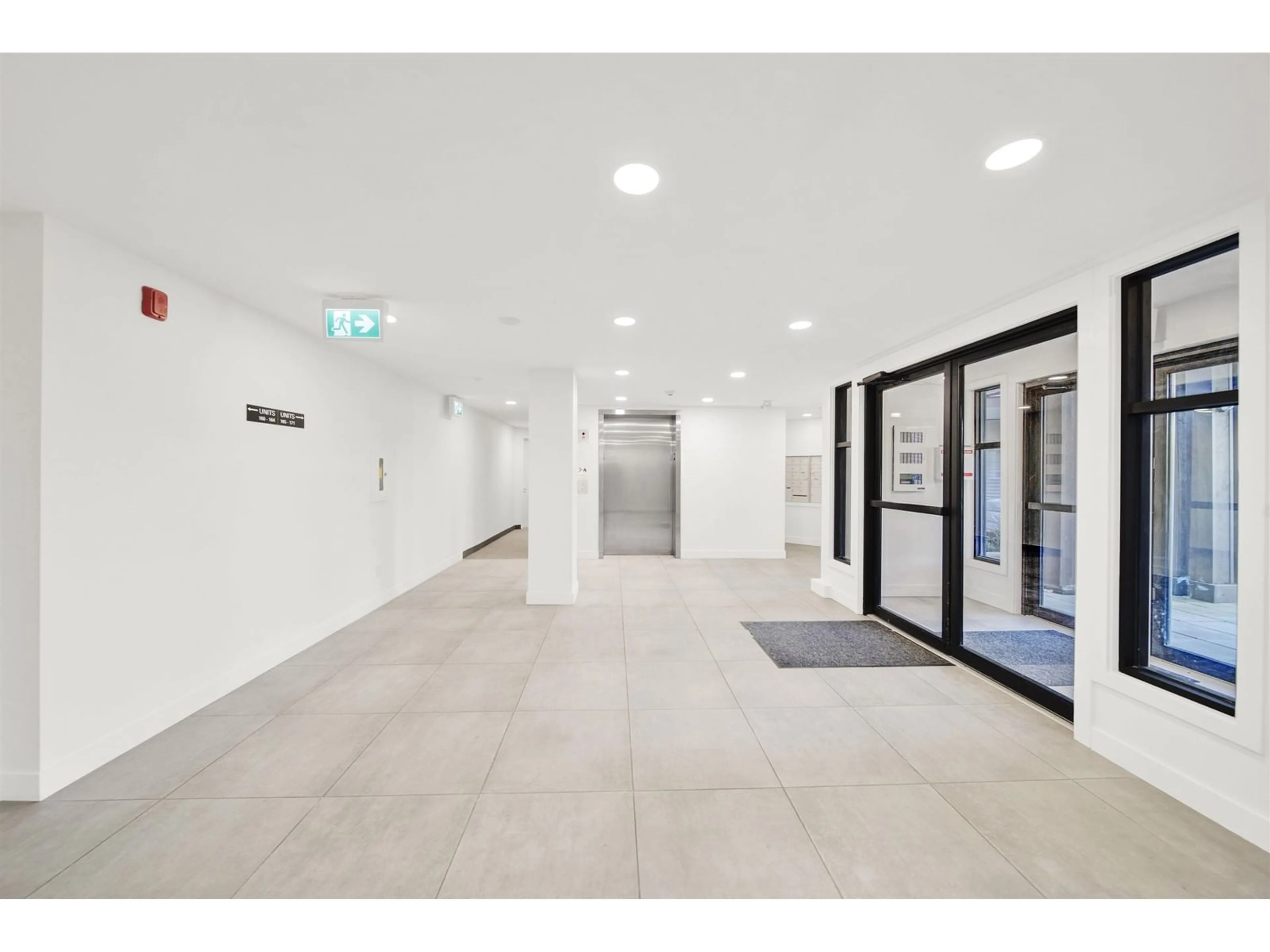 Indoor foyer for 469 - 27358 32, Langley British Columbia V4W3M5