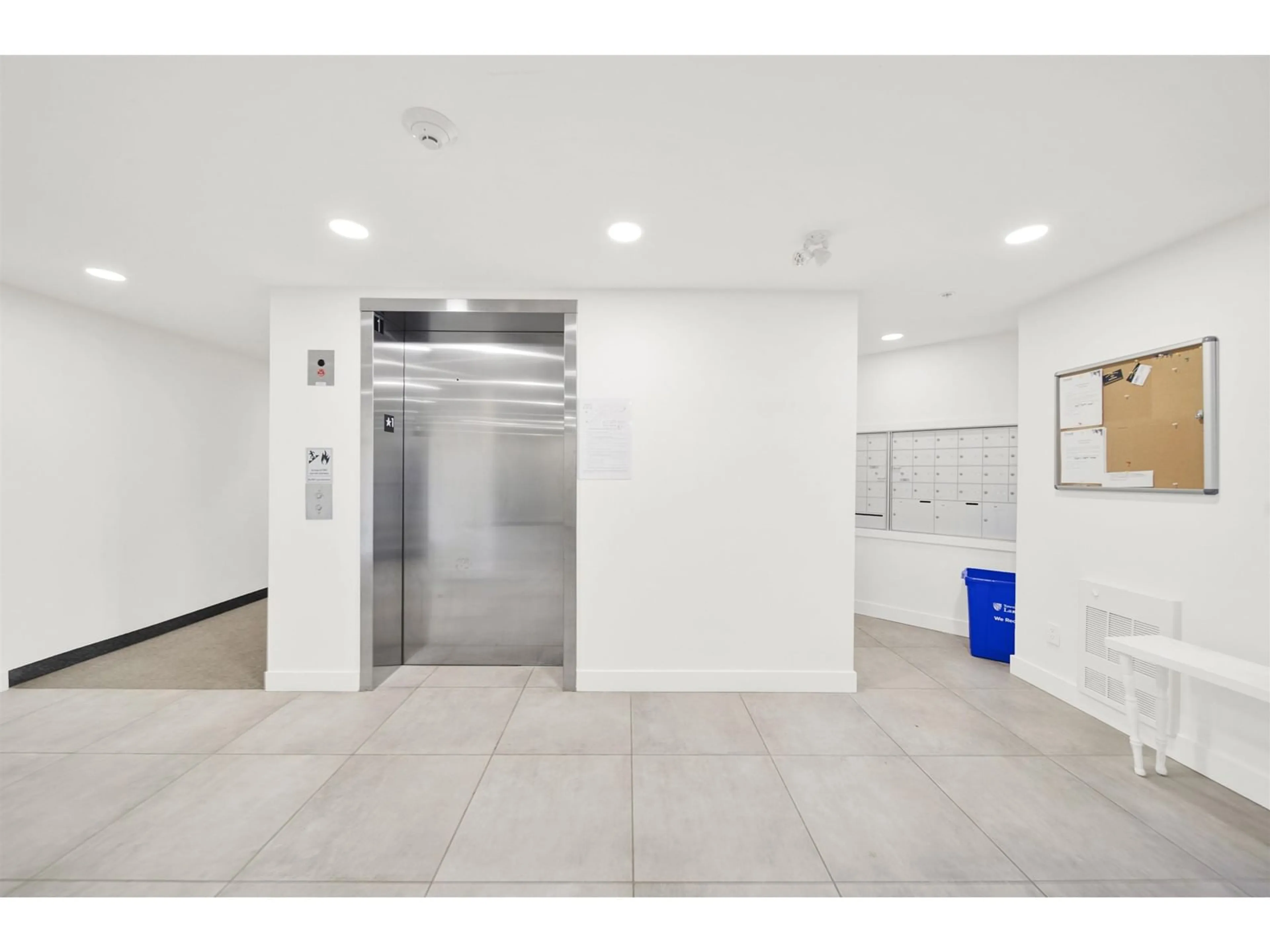 Indoor foyer for 469 - 27358 32, Langley British Columbia V4W3M5