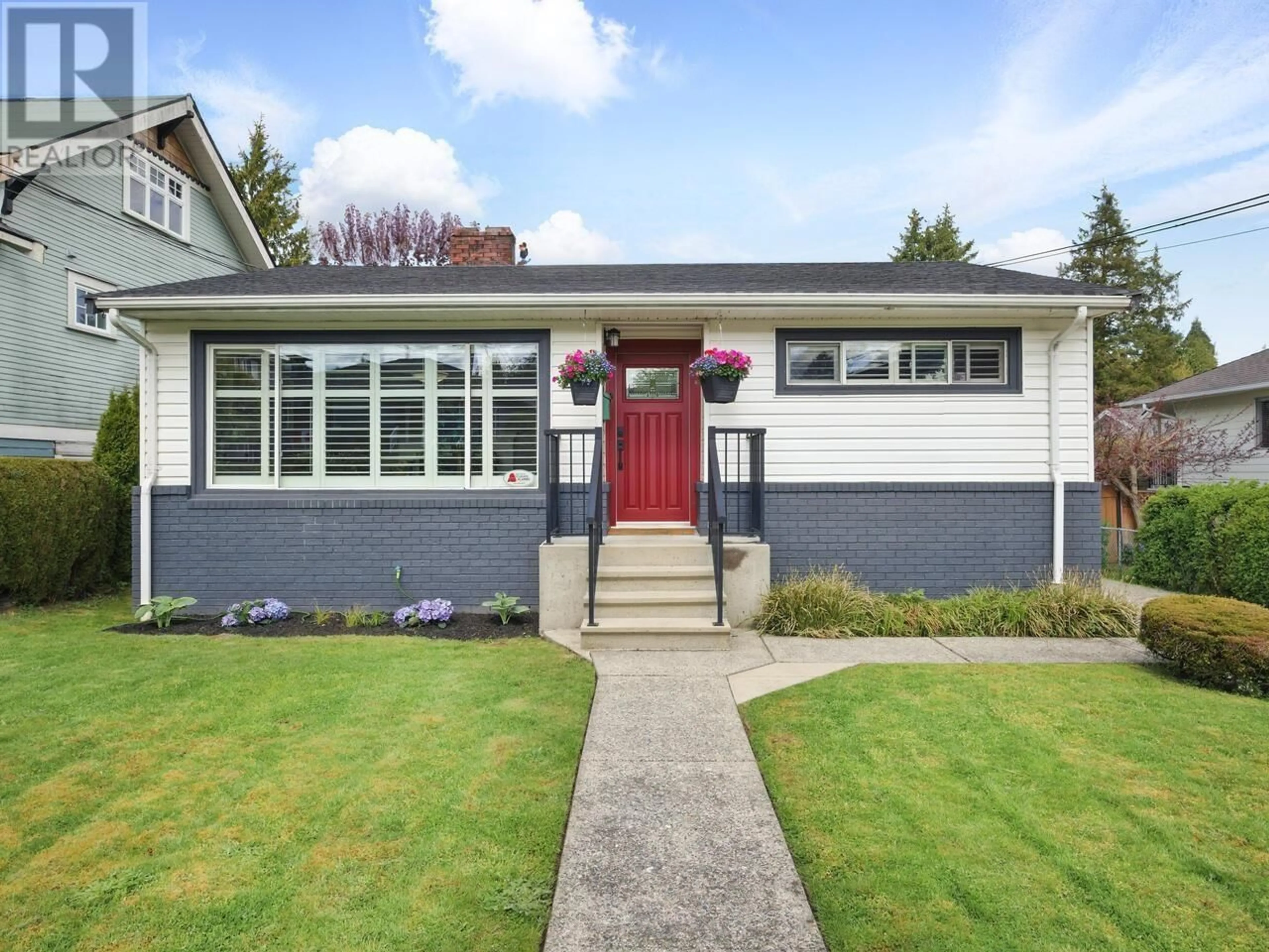 Home with vinyl exterior material, street for 217 SANDRINGHAM AVENUE, New Westminster British Columbia V3L1Z4