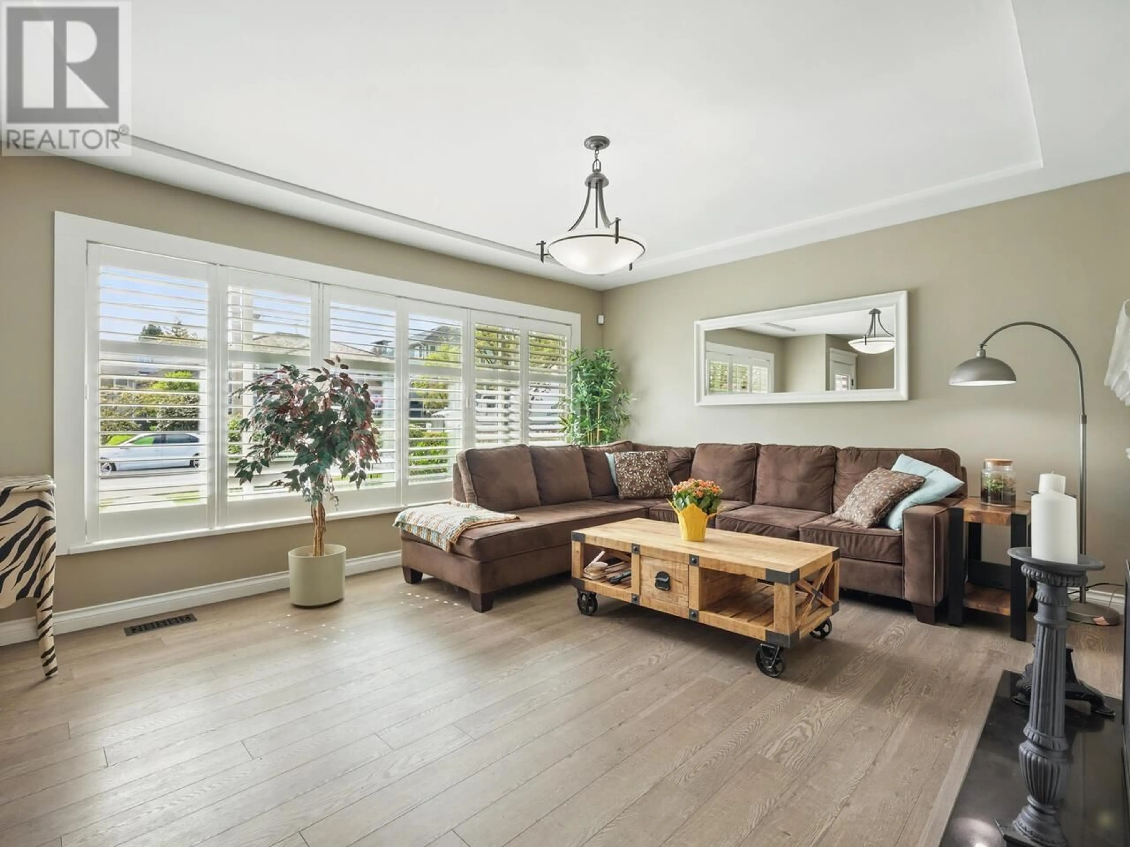 Living room with furniture, wood/laminate floor for 217 SANDRINGHAM AVENUE, New Westminster British Columbia V3L1Z4