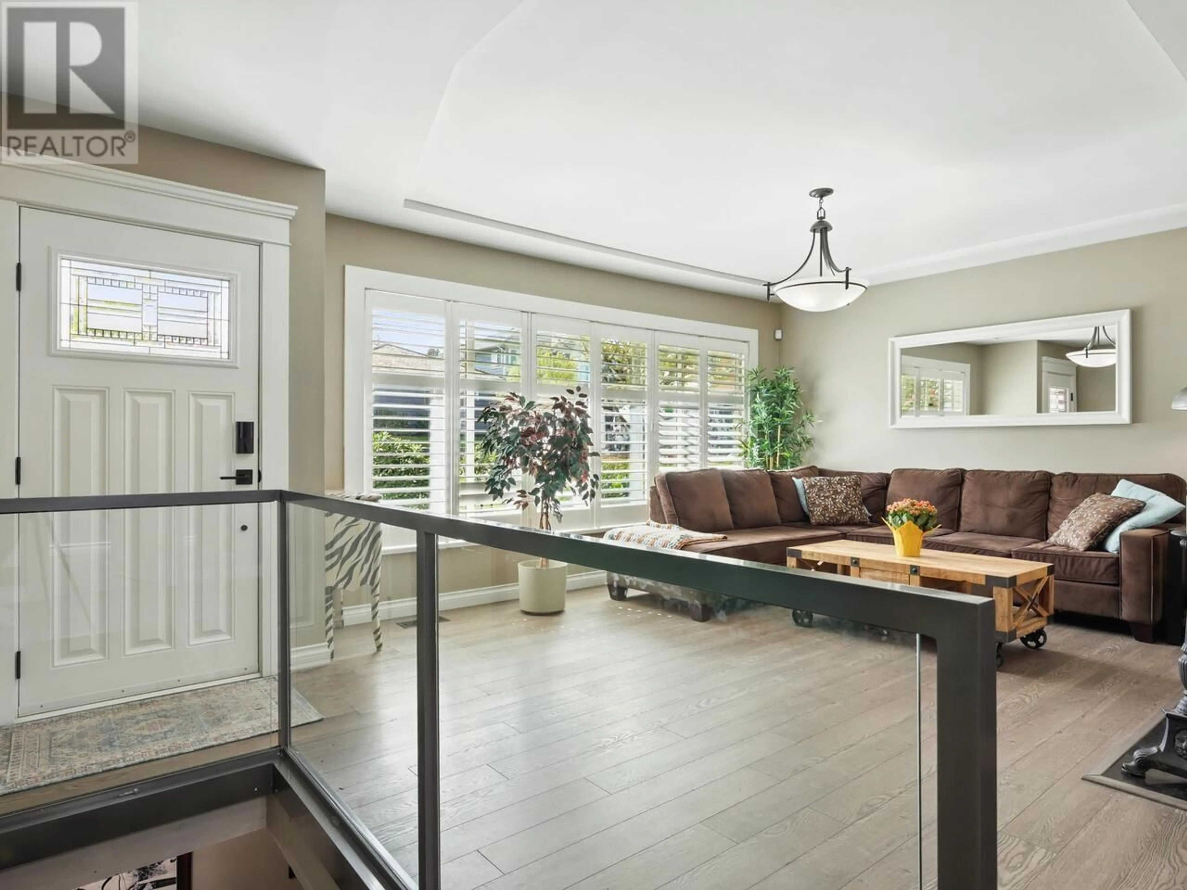 Indoor entryway for 217 SANDRINGHAM AVENUE, New Westminster British Columbia V3L1Z4