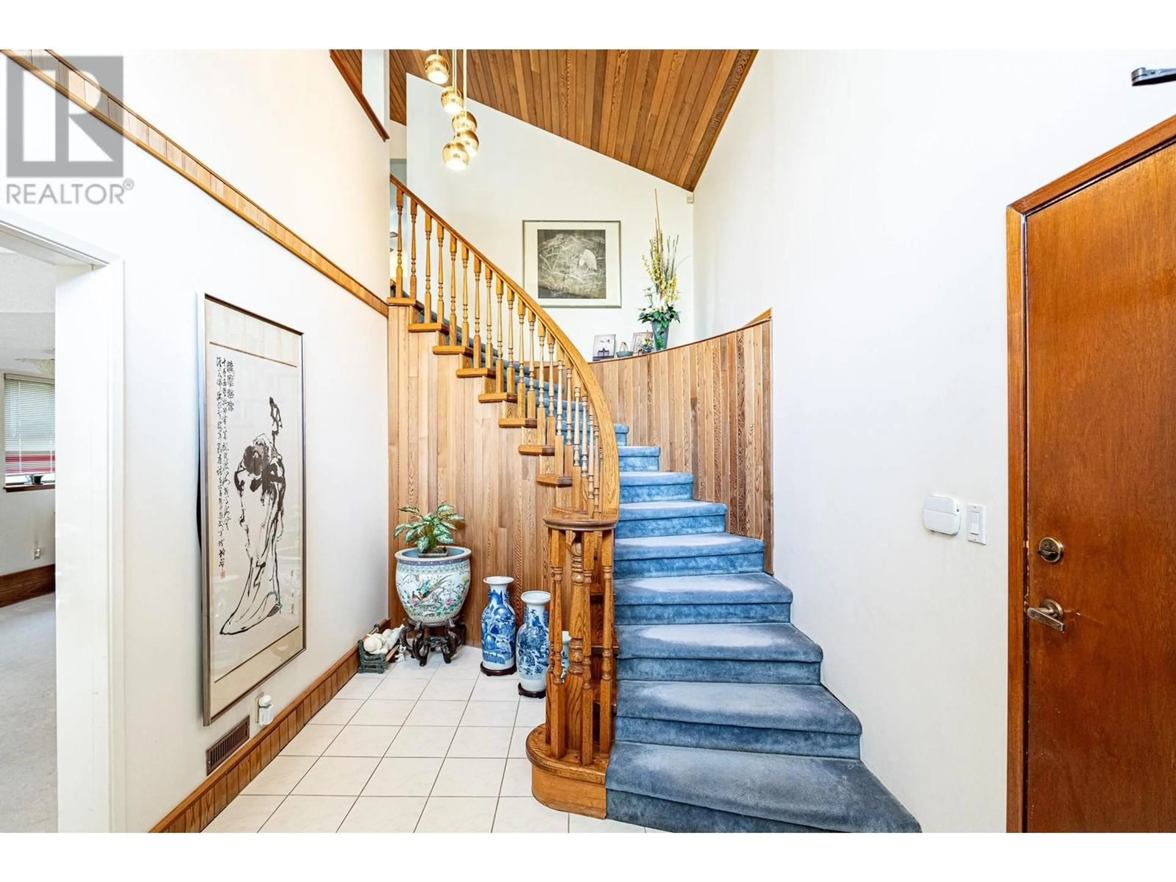 Indoor foyer for 2117 KNIGHTSWOOD PLACE, Burnaby British Columbia V5A4B9