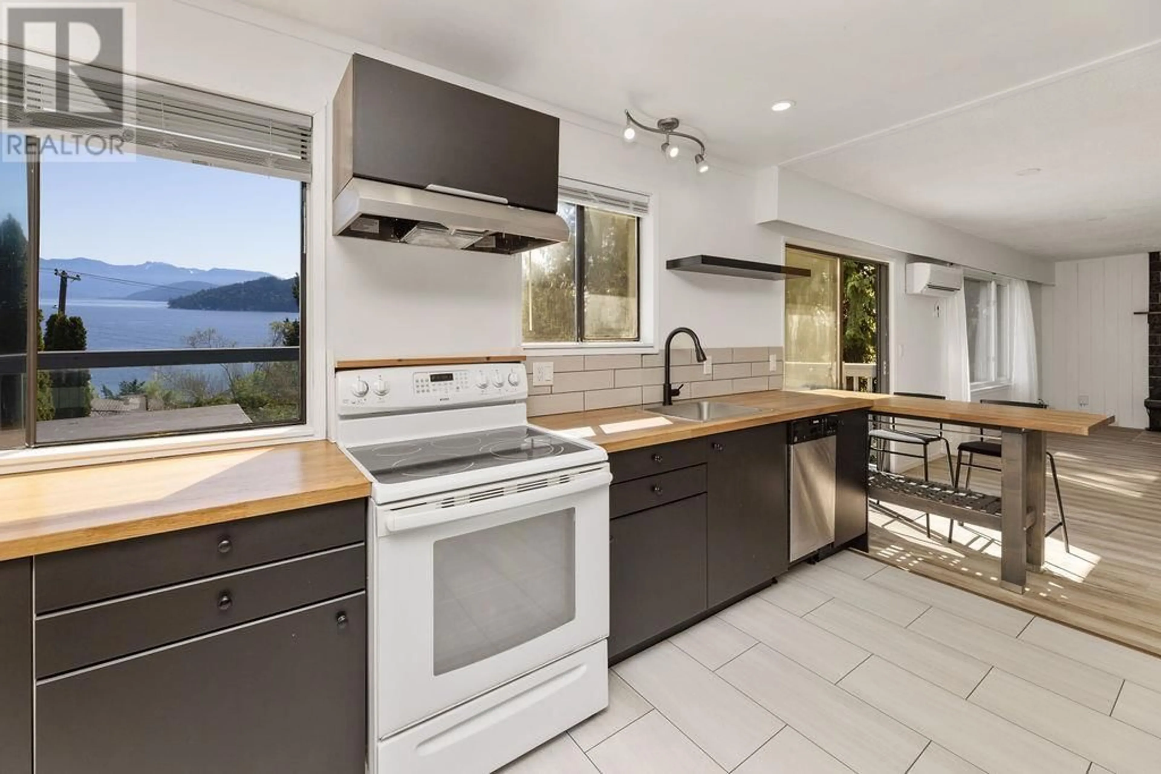 Open concept kitchen, ceramic/tile floor for 775 MARINE DRIVE, Gibsons British Columbia V0N1V1