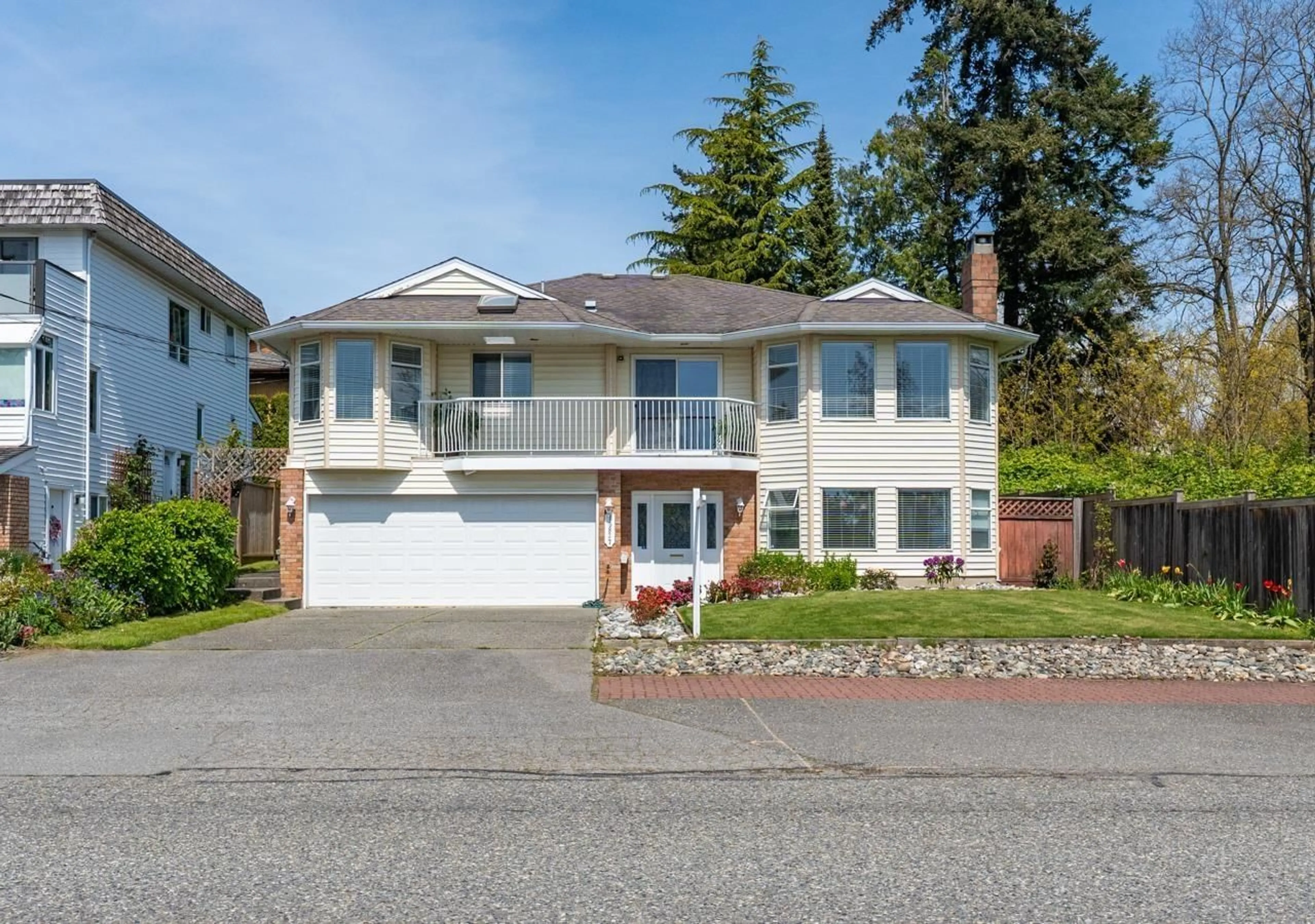 Home with vinyl exterior material, street for 15837 PACIFIC, White Rock British Columbia V4B1S8