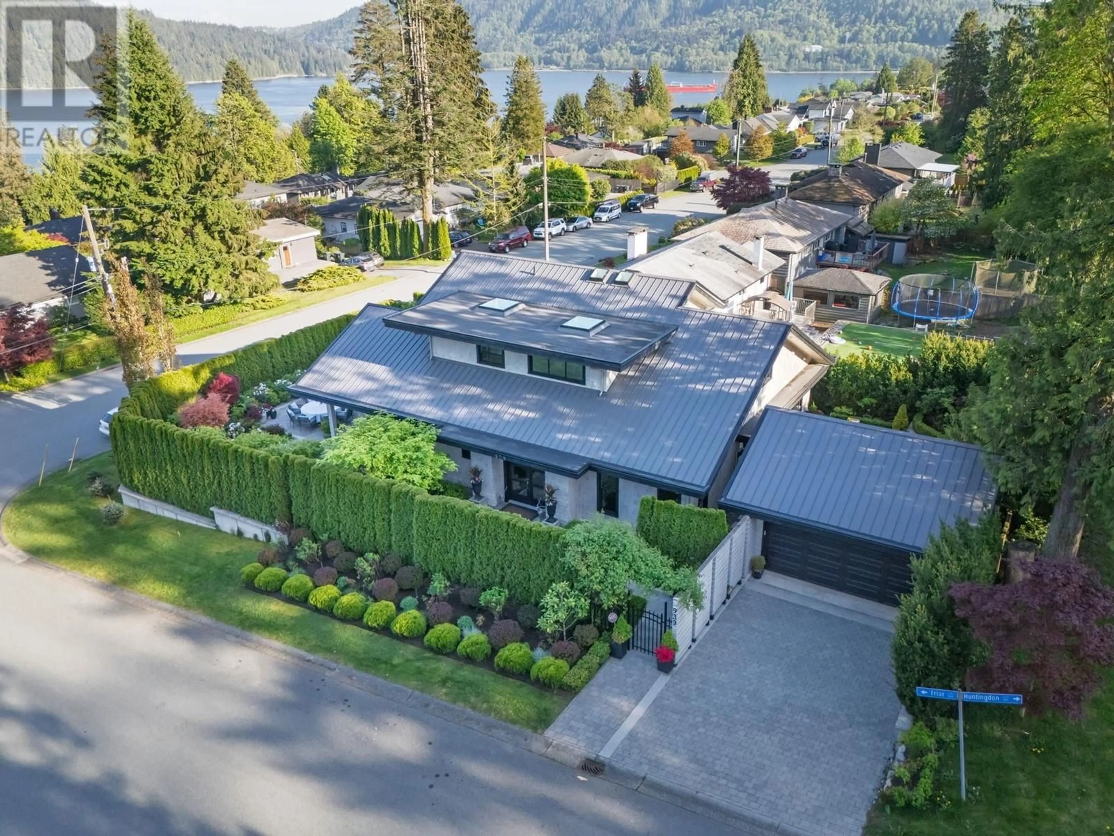 A pic from outside/outdoor area/front of a property/back of a property/a pic from drone, unknown for 939 FRIAR CRESCENT, North Vancouver British Columbia V7G1M5