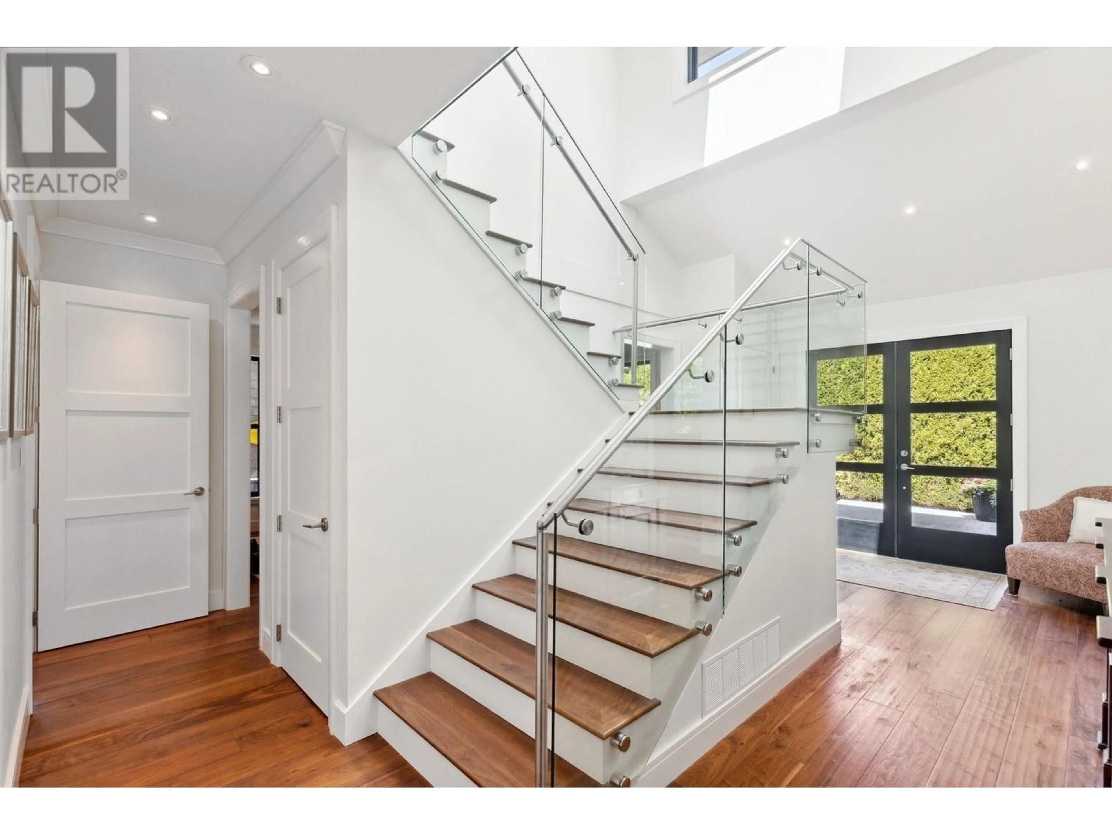 Stairs for 939 FRIAR CRESCENT, North Vancouver British Columbia V7G1M5