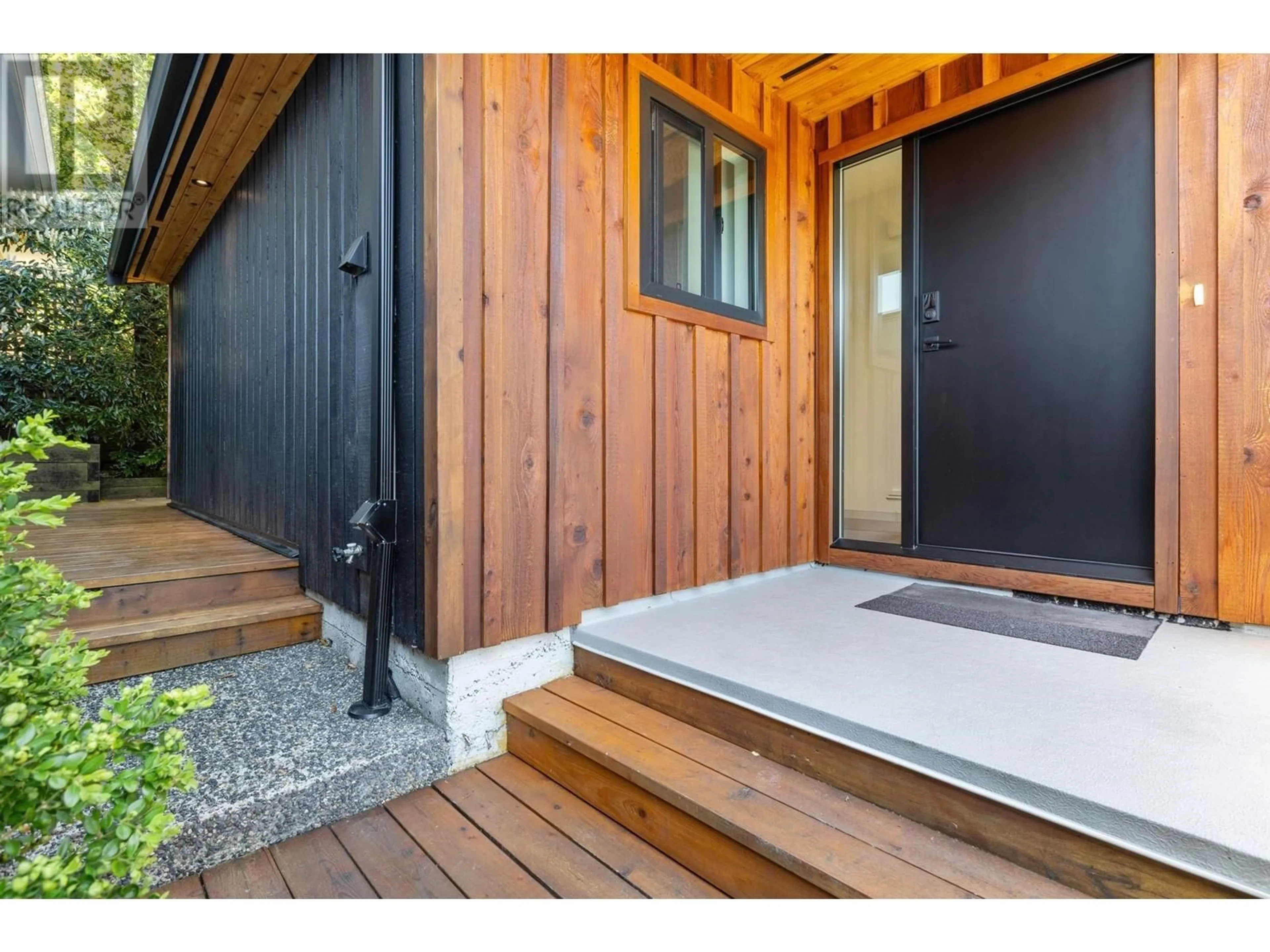 Indoor entryway for 1964 CLIFFWOOD ROAD, North Vancouver British Columbia V7G1S2