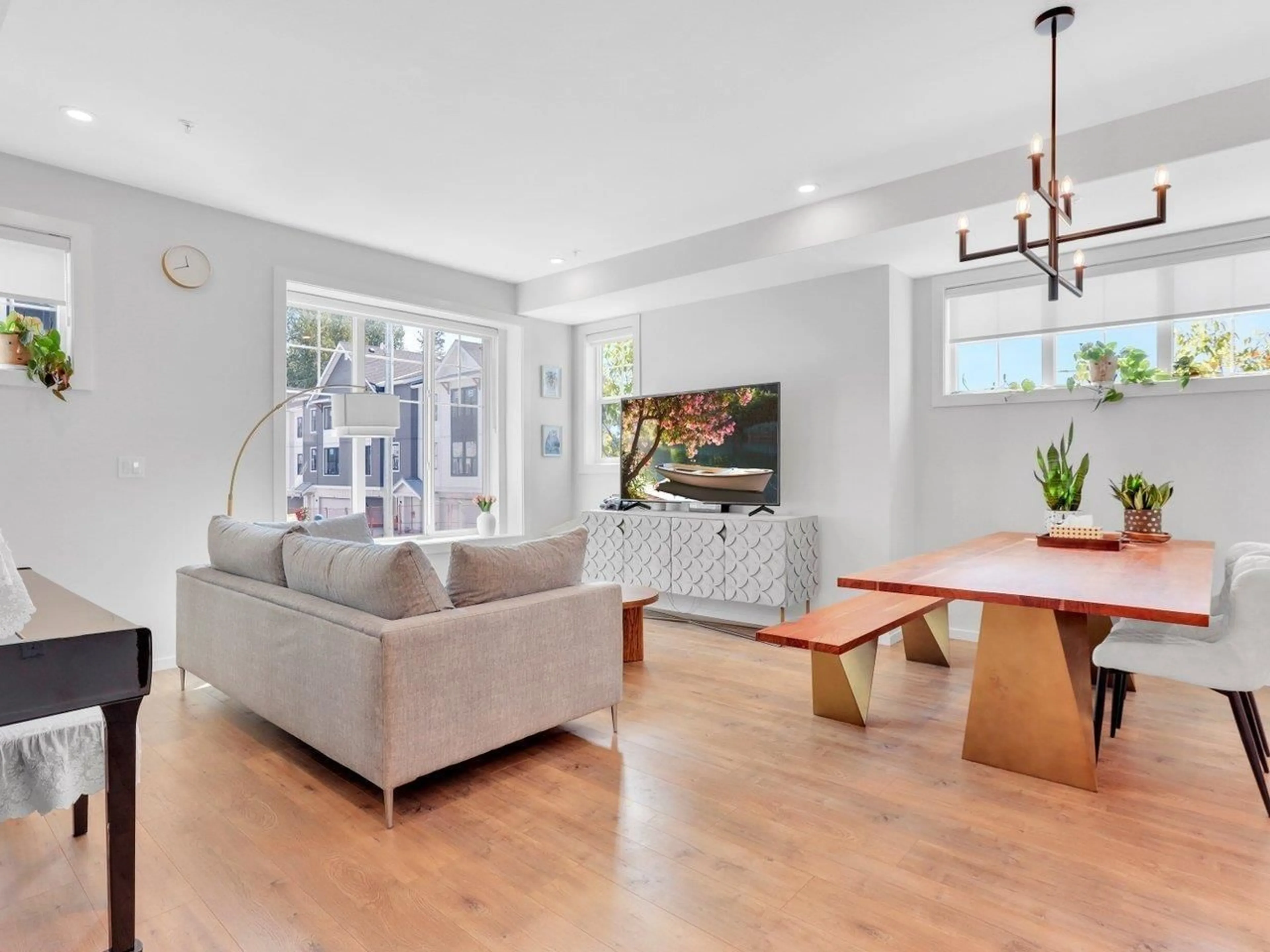Living room with furniture, wood/laminate floor for 1 - 7919 204B, Langley British Columbia V2Y3T7