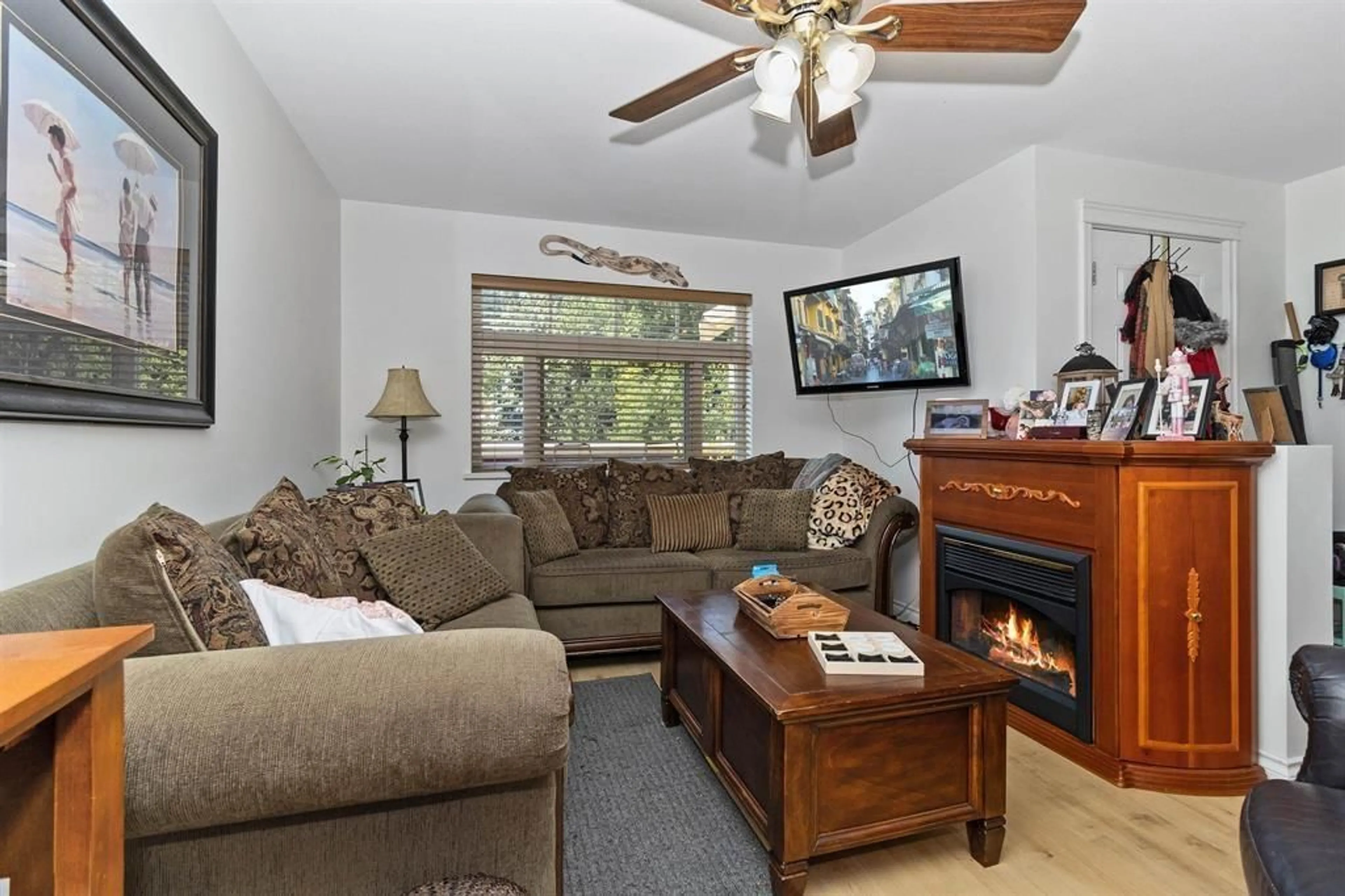 Living room with furniture, unknown for 203 - 30461 BLUERIDGE, Abbotsford British Columbia V2T0B1
