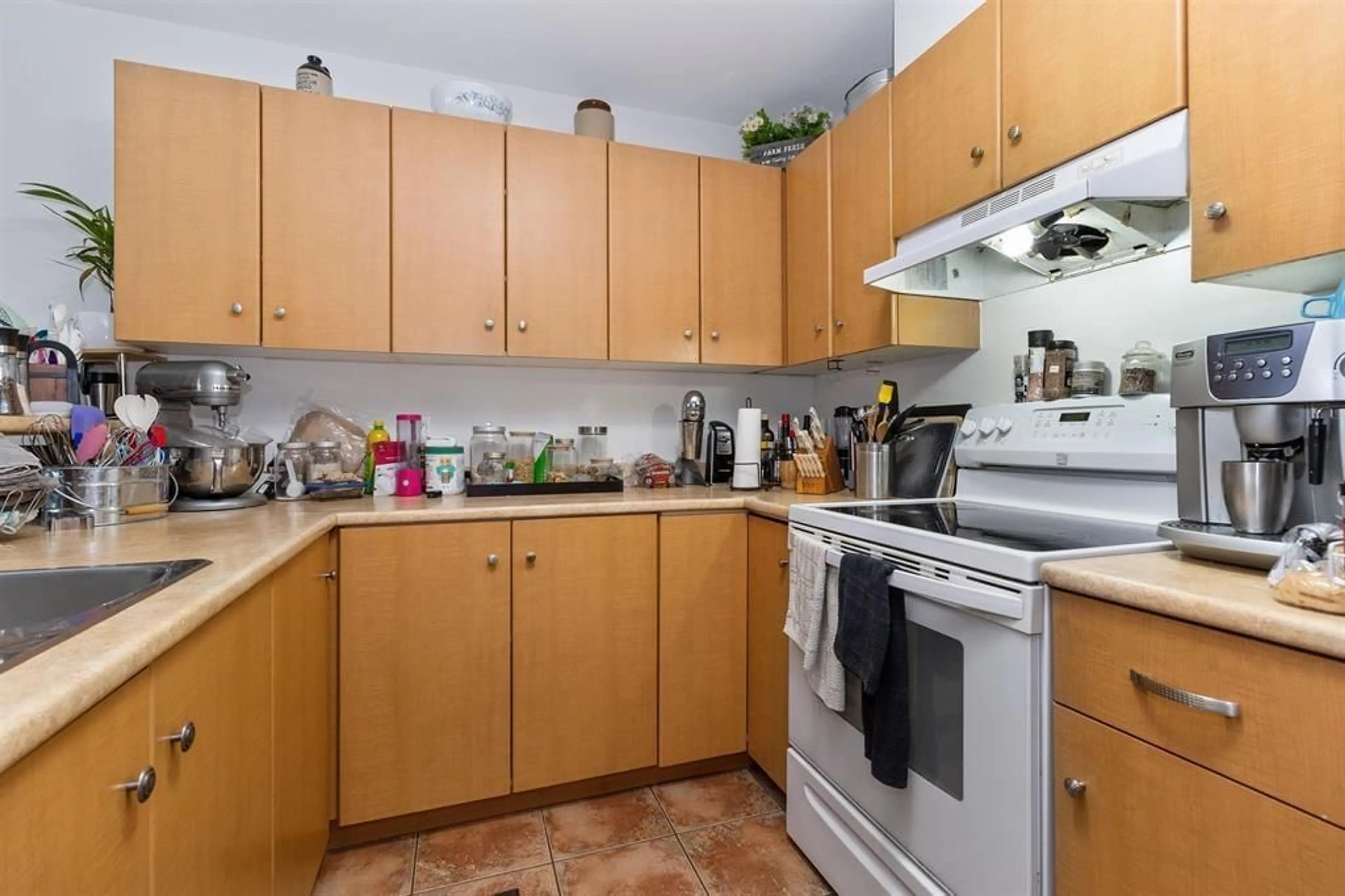 Standard kitchen, unknown for 203 - 30461 BLUERIDGE, Abbotsford British Columbia V2T0B1