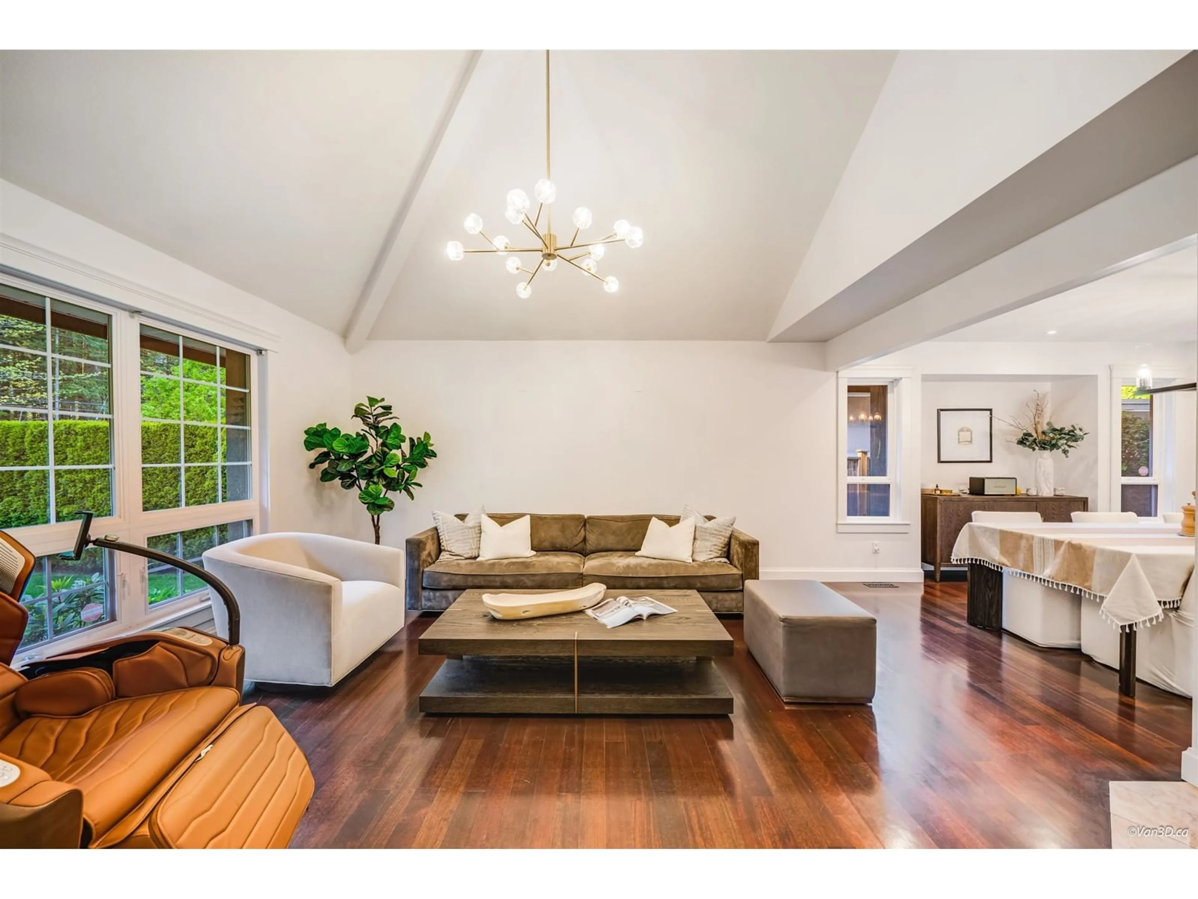 Living room with furniture, wood/laminate floor for 2438 148, Surrey British Columbia V4P1N5