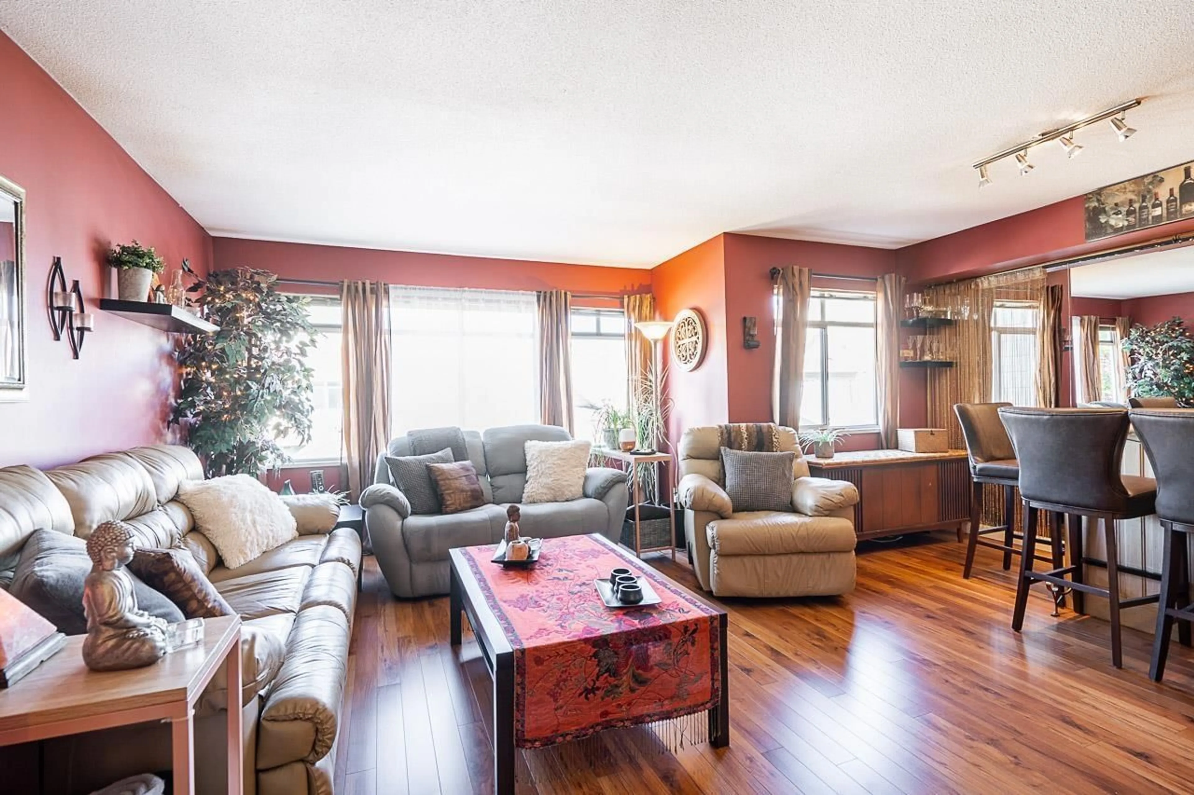 Living room with furniture, wood/laminate floor for 17 - 10238 155A, Surrey British Columbia V3R0V8