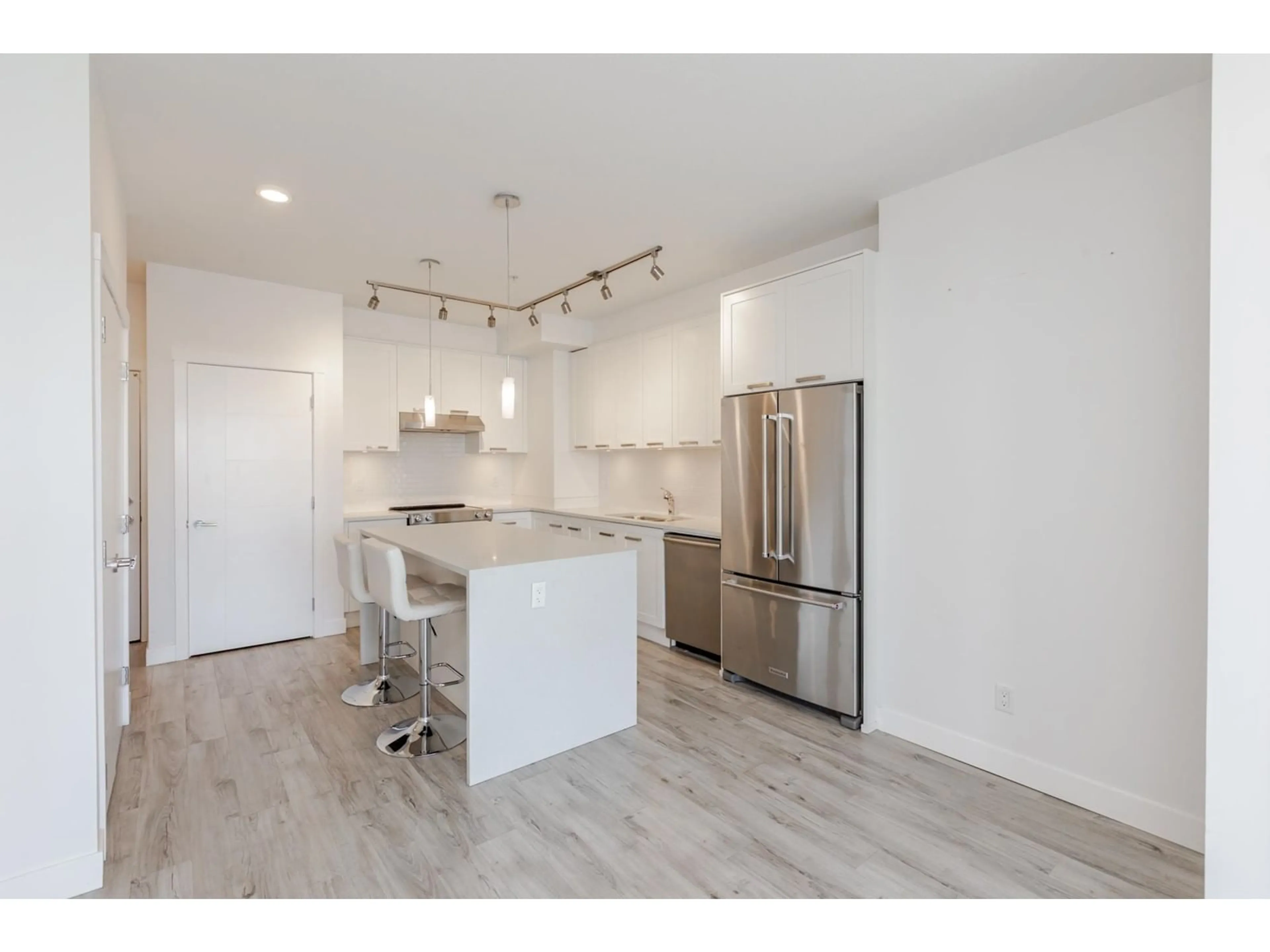 Open concept kitchen, wood/laminate floor for 407 - 5638 201A, Langley British Columbia V3A0L8