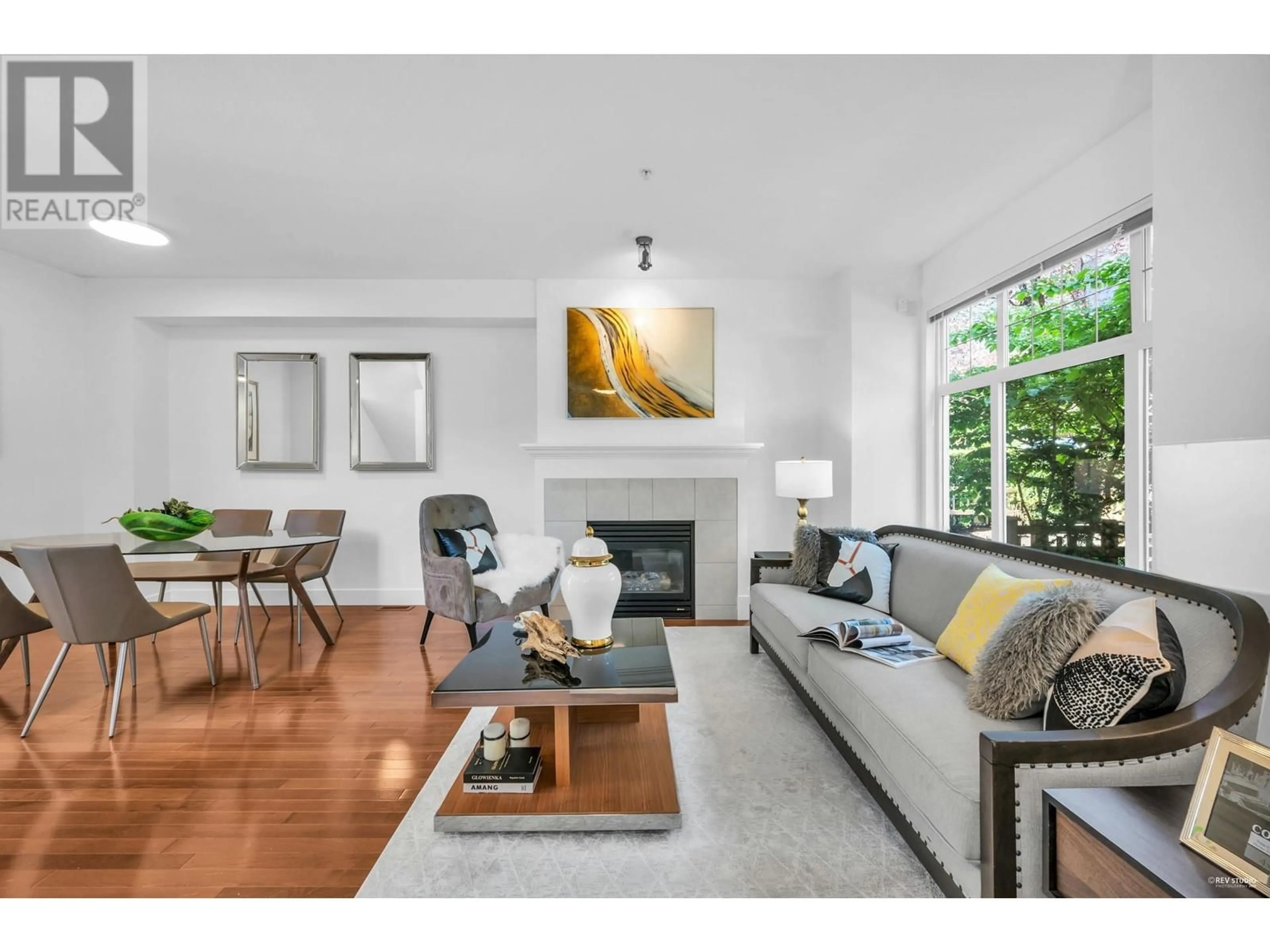 Living room with furniture, wood/laminate floor for 980 58TH AVENUE, Vancouver British Columbia V6P6Y3