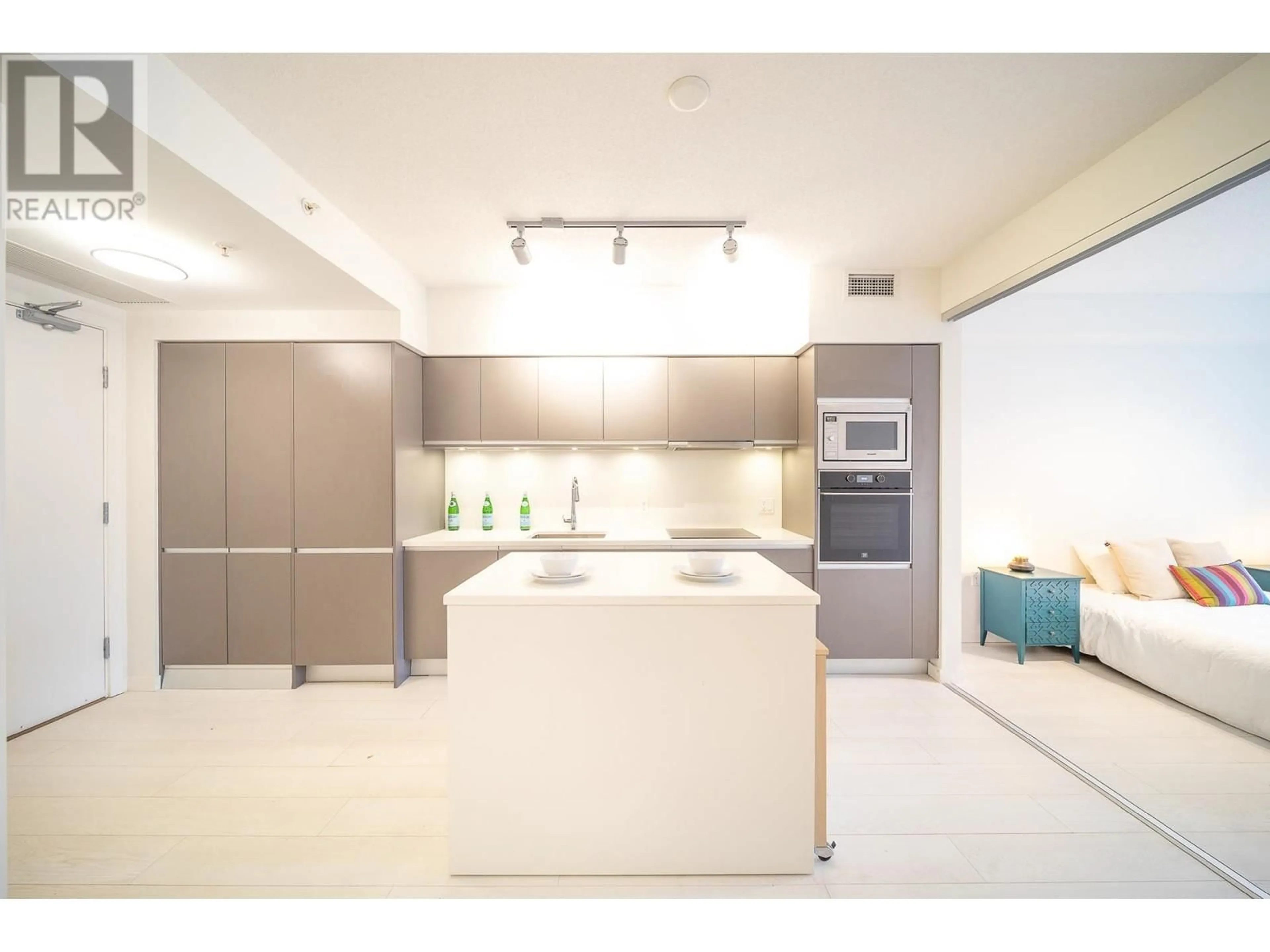 Contemporary kitchen, unknown for 320 - 180 2ND AVENUE, Vancouver British Columbia V5T0K4
