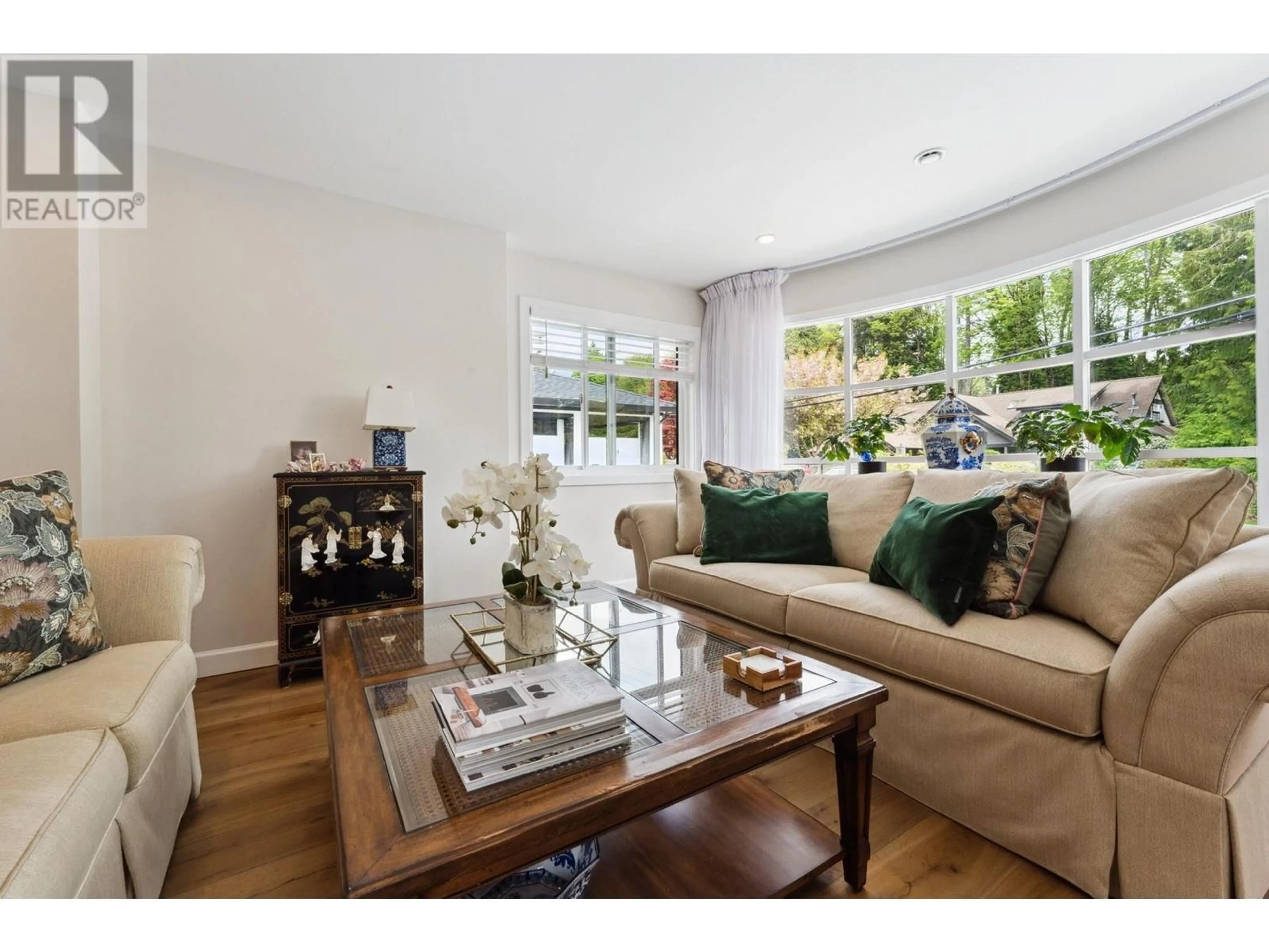 Living room with furniture, wood/laminate floor for 3061 BEWICKE AVENUE, North Vancouver British Columbia V7N4B7