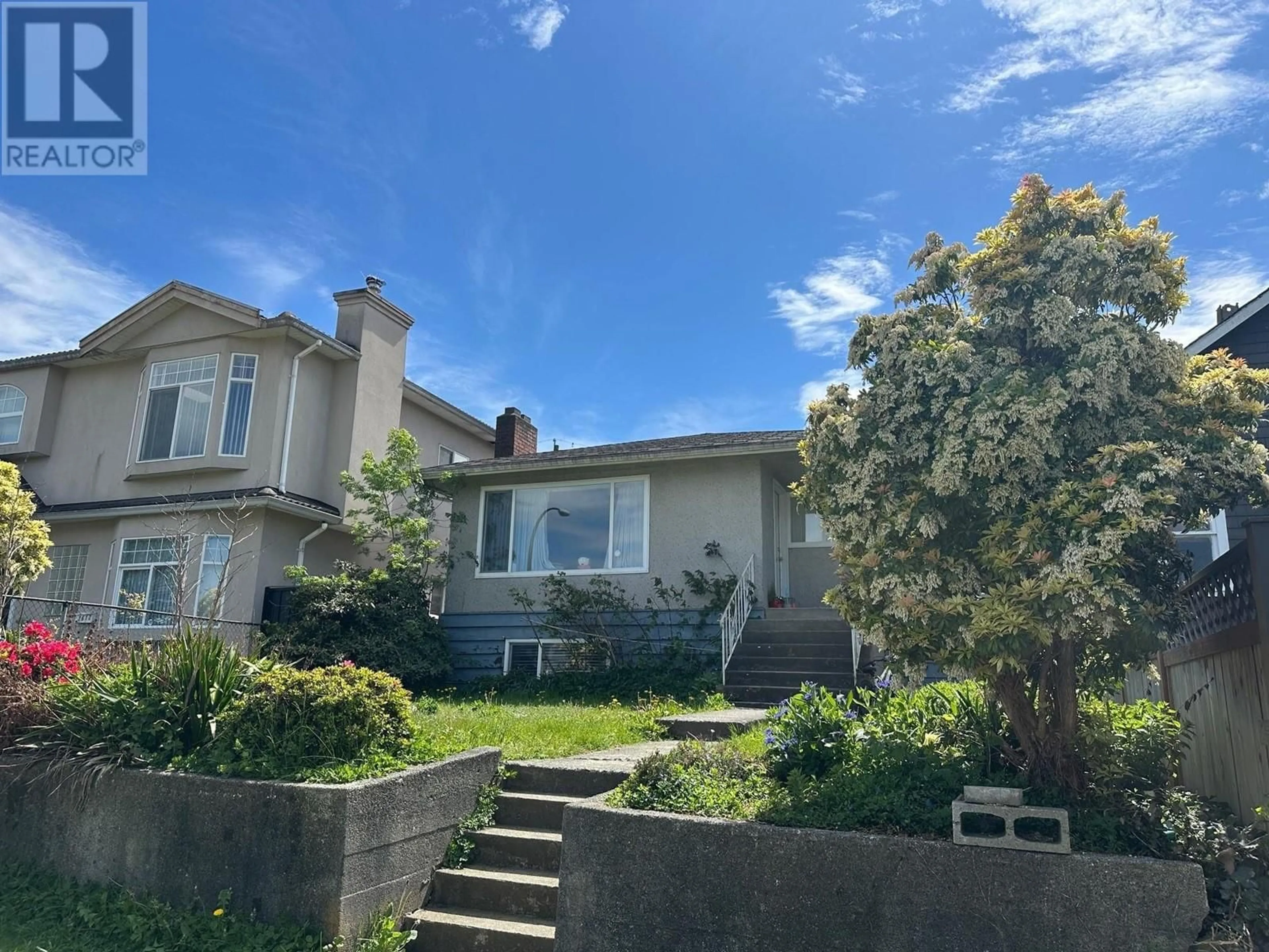 A pic from outside/outdoor area/front of a property/back of a property/a pic from drone, street for 2610 21ST AVENUE, Vancouver British Columbia V5M2W1