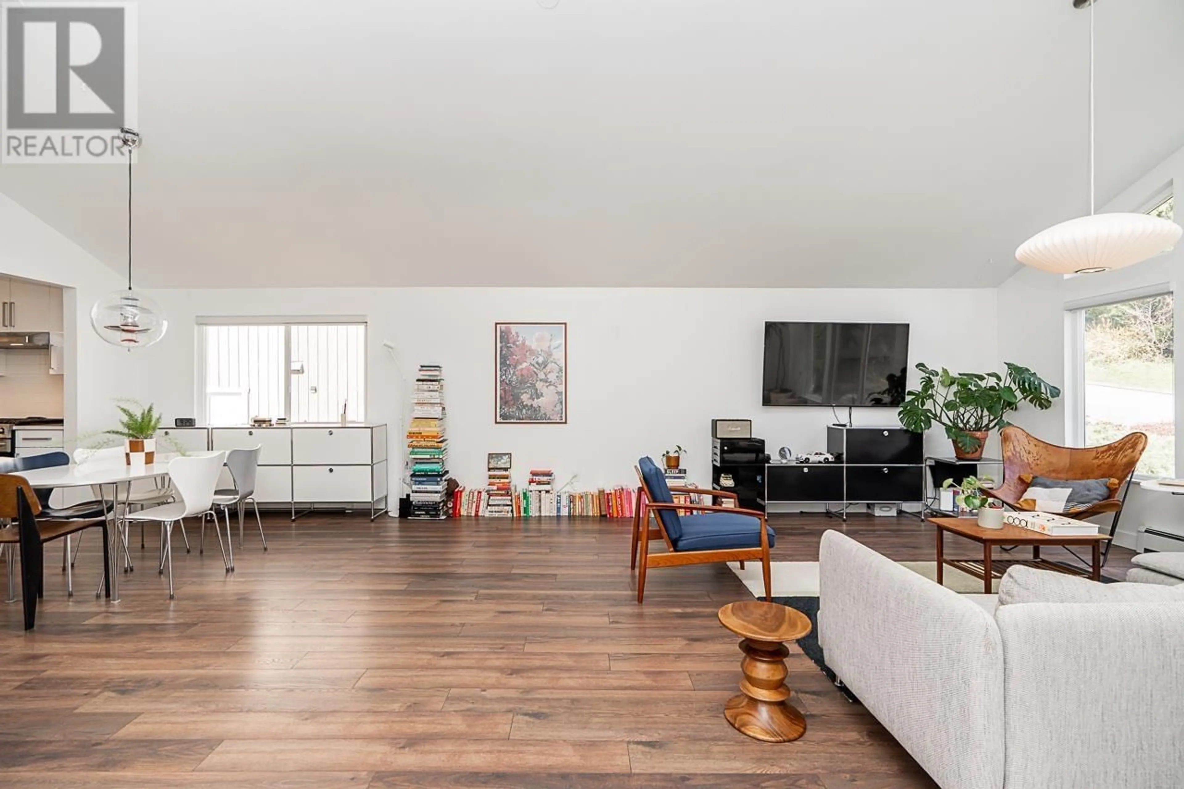 Living room with furniture, wood/laminate floor for 531 22ND STREET, North Vancouver British Columbia V7L4P1