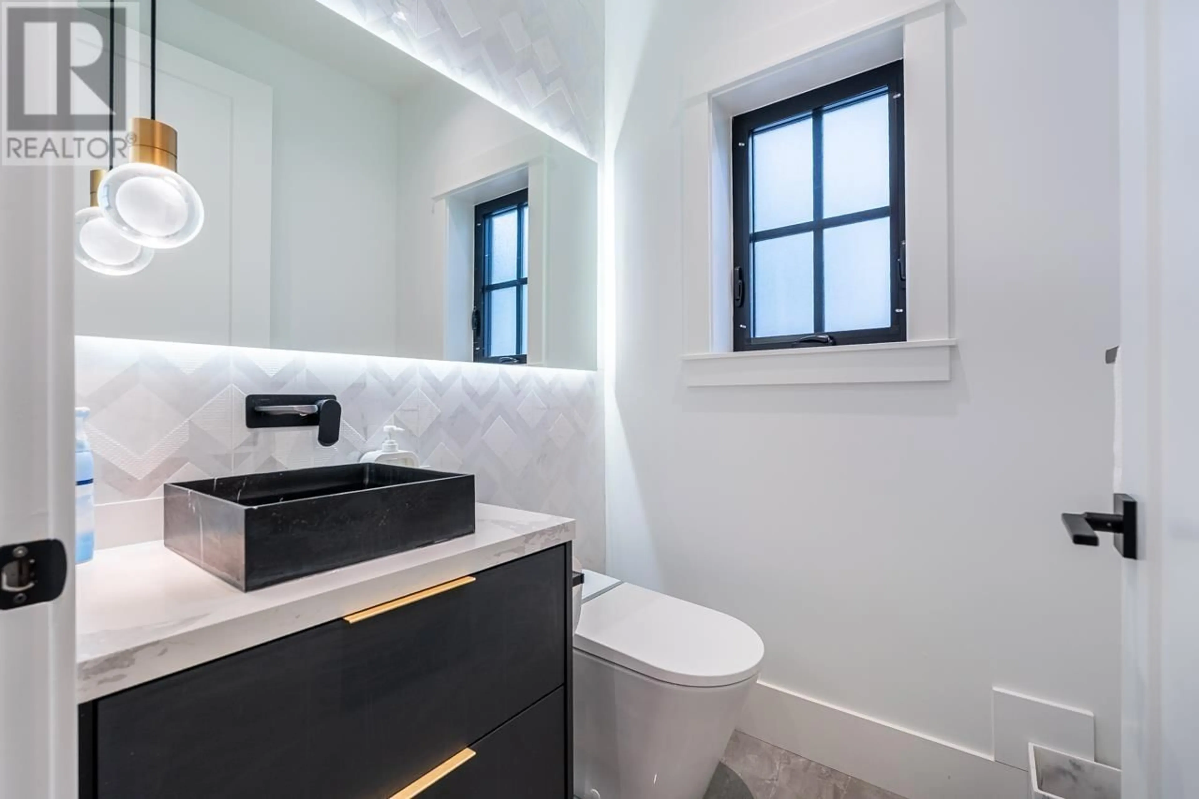 Standard bathroom, ceramic/tile floor for 116 39TH AVENUE, Vancouver British Columbia V5W1J8