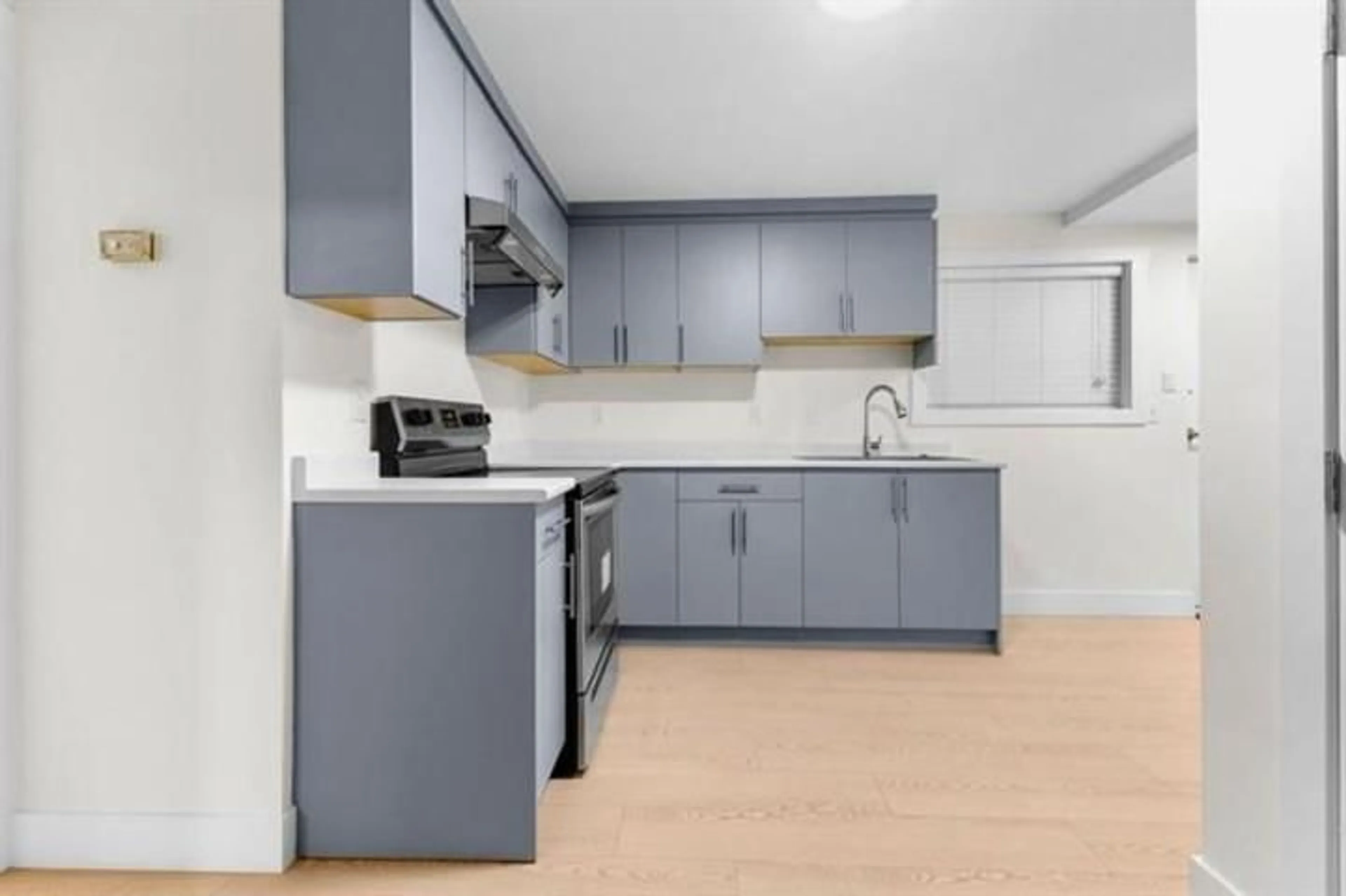 Standard kitchen, unknown for 11633 87A, Delta British Columbia V4C3B2
