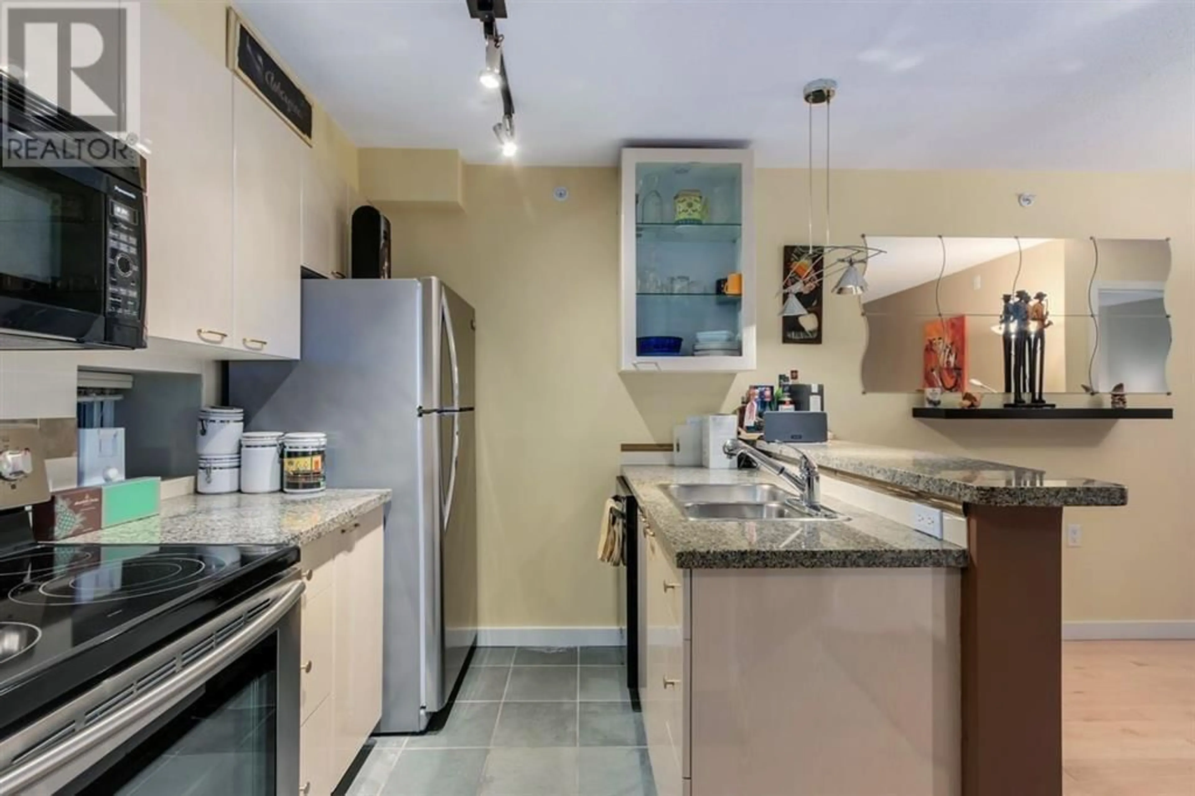 Standard kitchen, ceramic/tile floor for 1509 - 1068 HORNBY STREET, Vancouver British Columbia V6Z2Y7