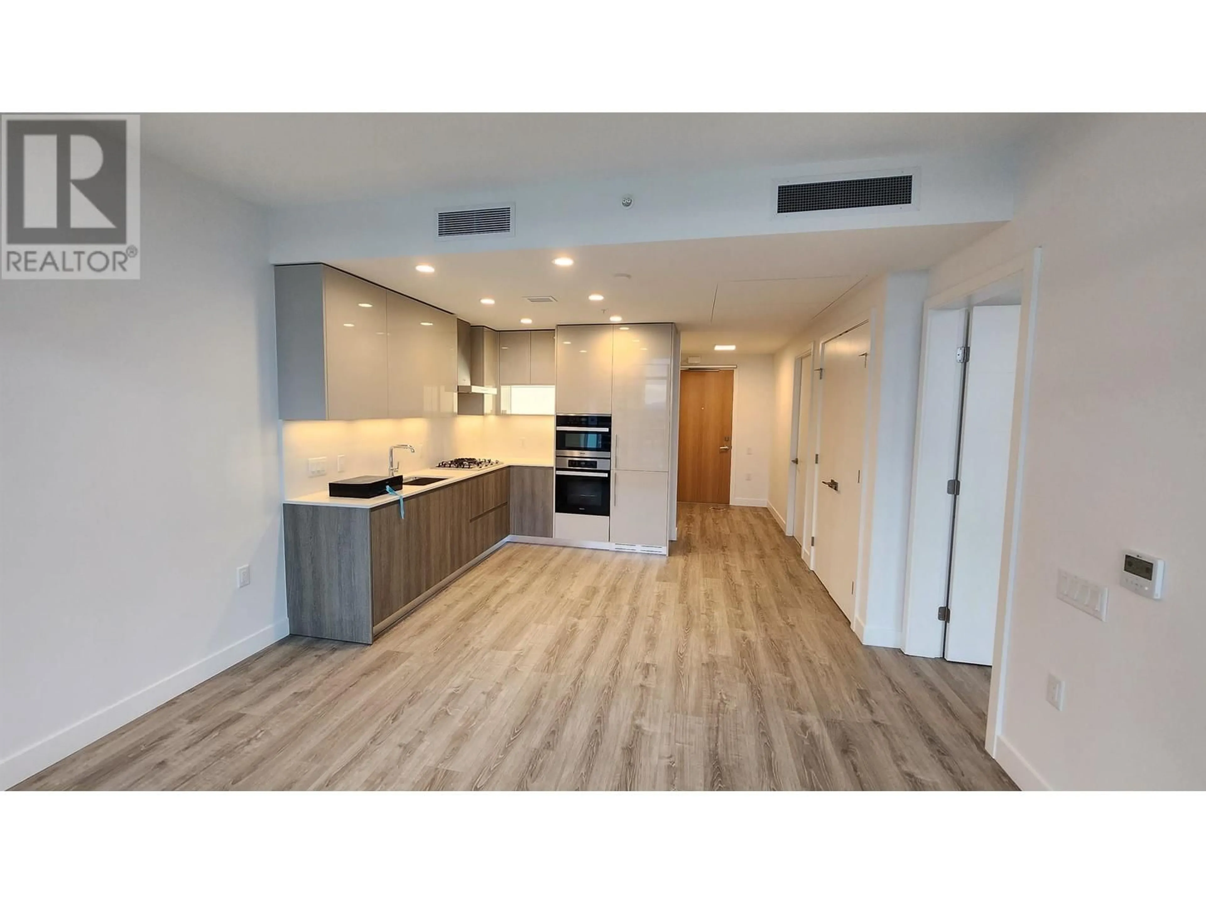 Open concept kitchen, wood/laminate floor for 1903 - 6511 SUSSEX AVENUE, Burnaby British Columbia V5H0K5