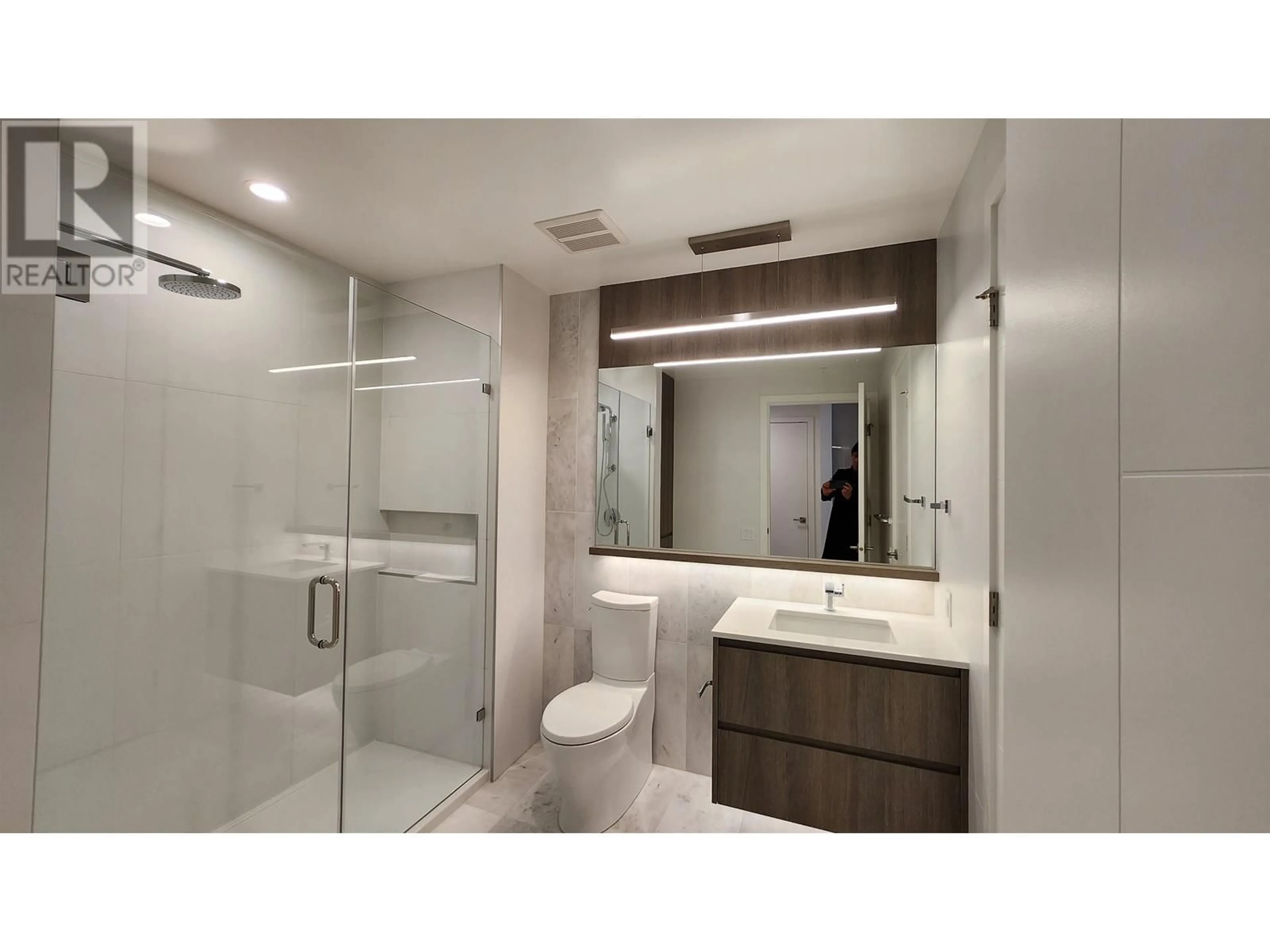 Contemporary bathroom, ceramic/tile floor for 1903 - 6511 SUSSEX AVENUE, Burnaby British Columbia V5H0K5