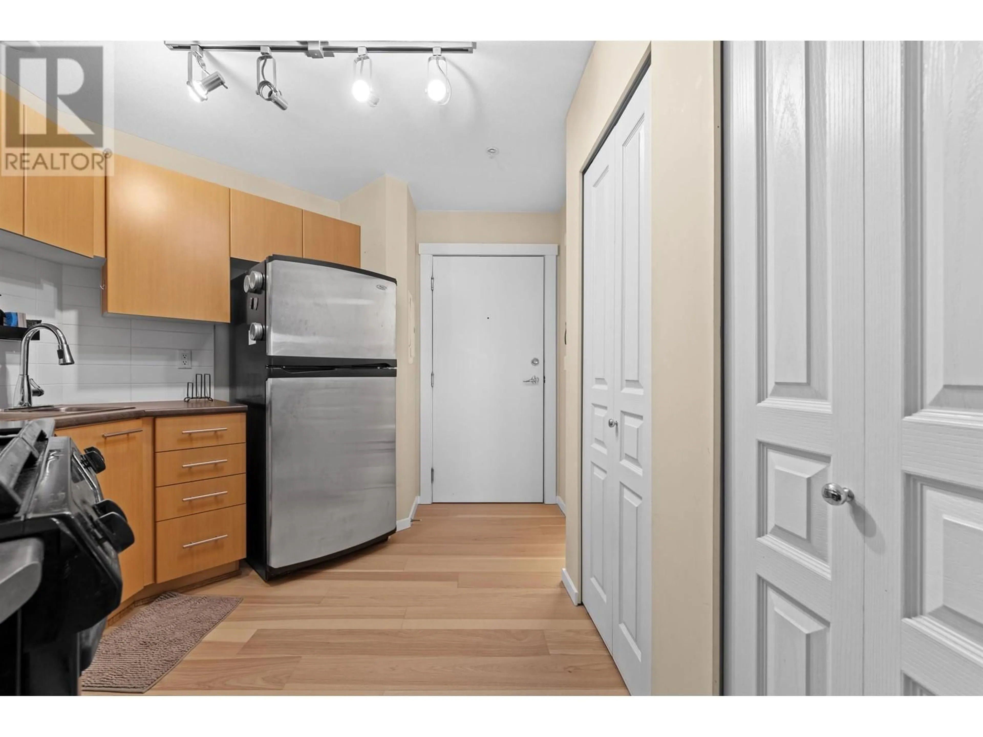 Standard kitchen, unknown for 319 - 9339 UNIVERSITY CRESCENT, Burnaby British Columbia V5A4Y1